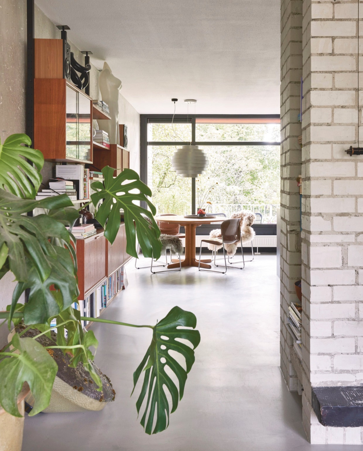 Kast Poul Cadovius. Tafel vintage jaren 60 Gudme. Stoelen Swing Chair van Gerd Lange. Schapenvachten Pure Markt. Lamp vintage Theo &amp; Silvia Sogni voor Antonangeli. Paspop vintage etalagemateriaal. vtwonen 11-2024 | styling Fietje Bruijn | fotografie Alexander van Berge