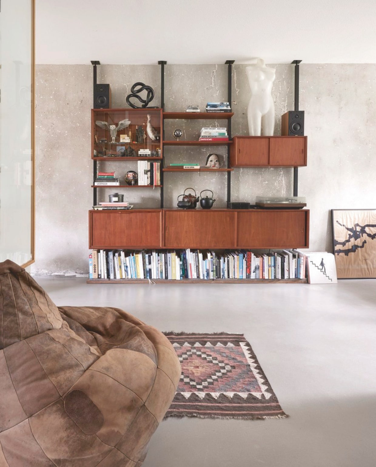 Kast Poul Cadovius. Leren zitzak De Sede. Vloerkleed souvenir uit Brighton. vtwonen 11-2024 | styling fietje bruijn | fotografie alexander van berge
