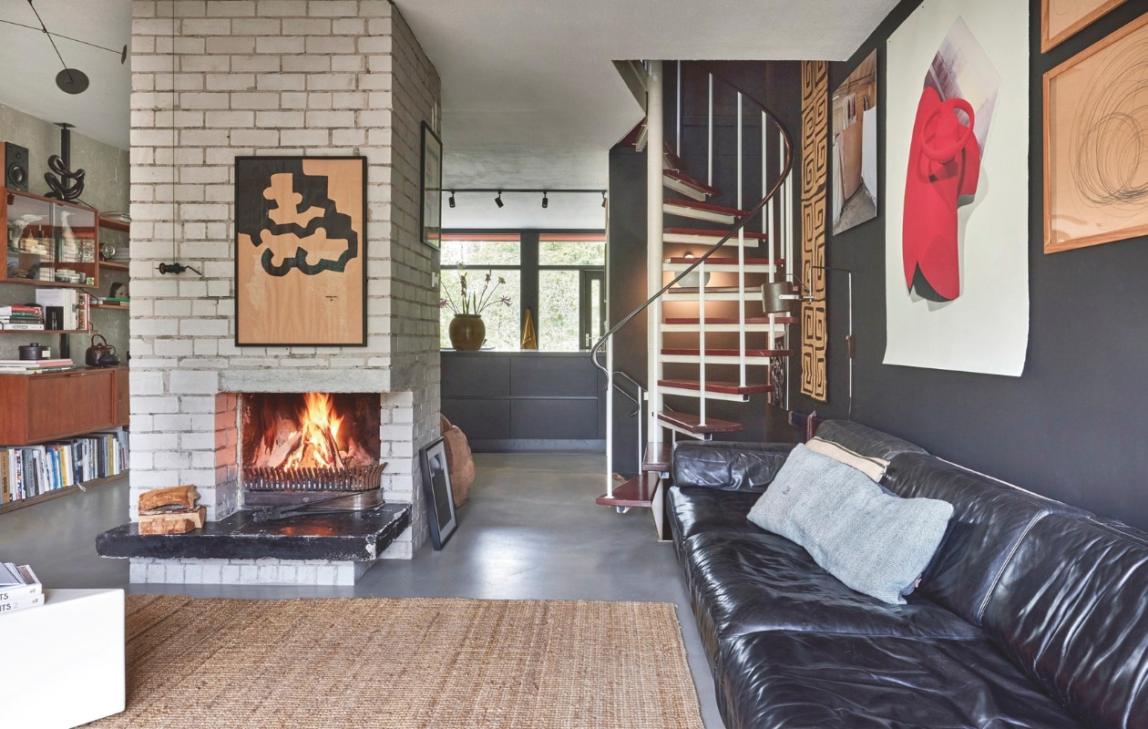 Werk boven de open haard Eduardo Chillida. Lamp vintage. Origineel Afrikaans wandkleed, foto Henk Wildschut, rode print Scheltens & Abbenes. Bank vintage De Sede. Kussen Yazgibi. vtwonen 11-2024 | styling Fietje Bruijn | fotografie Alexander van Berge