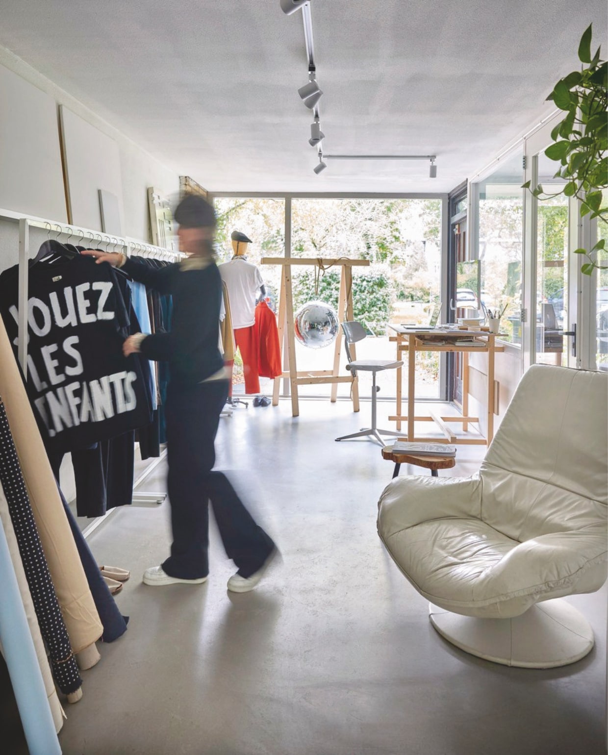 Draaistoel vintage, tafel eigen ontwerp, vintage architectenbureaustoel Ahrend de Cirkel door Friso Kramer. vtwonen 11-2024 | styling Fietje Bruijn | fotografie Alexander van Berge