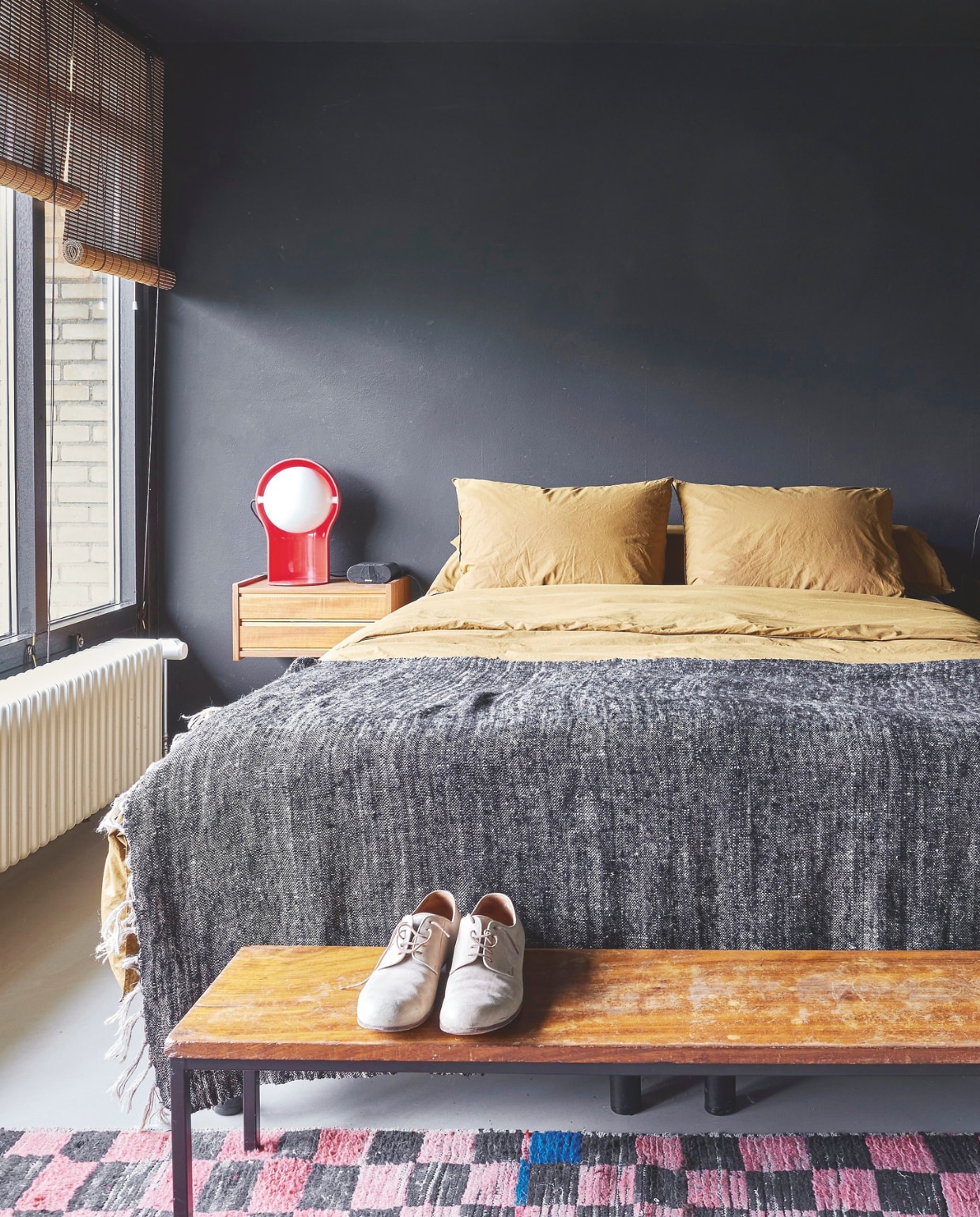 Nachtkastje Marktplaats. Rode lamp vintage. Beddengoed Suite702. Bank Neef Louis. Schoenen vintage. Berber The Souks. Muurverf Balanced Black Wood &amp; Wall extra mat van Gamma. Bamboe rolgordijnen Xenos. vtwonen 11-2024 | styling Fietje Bruijn | fotografie Alexander van Berge