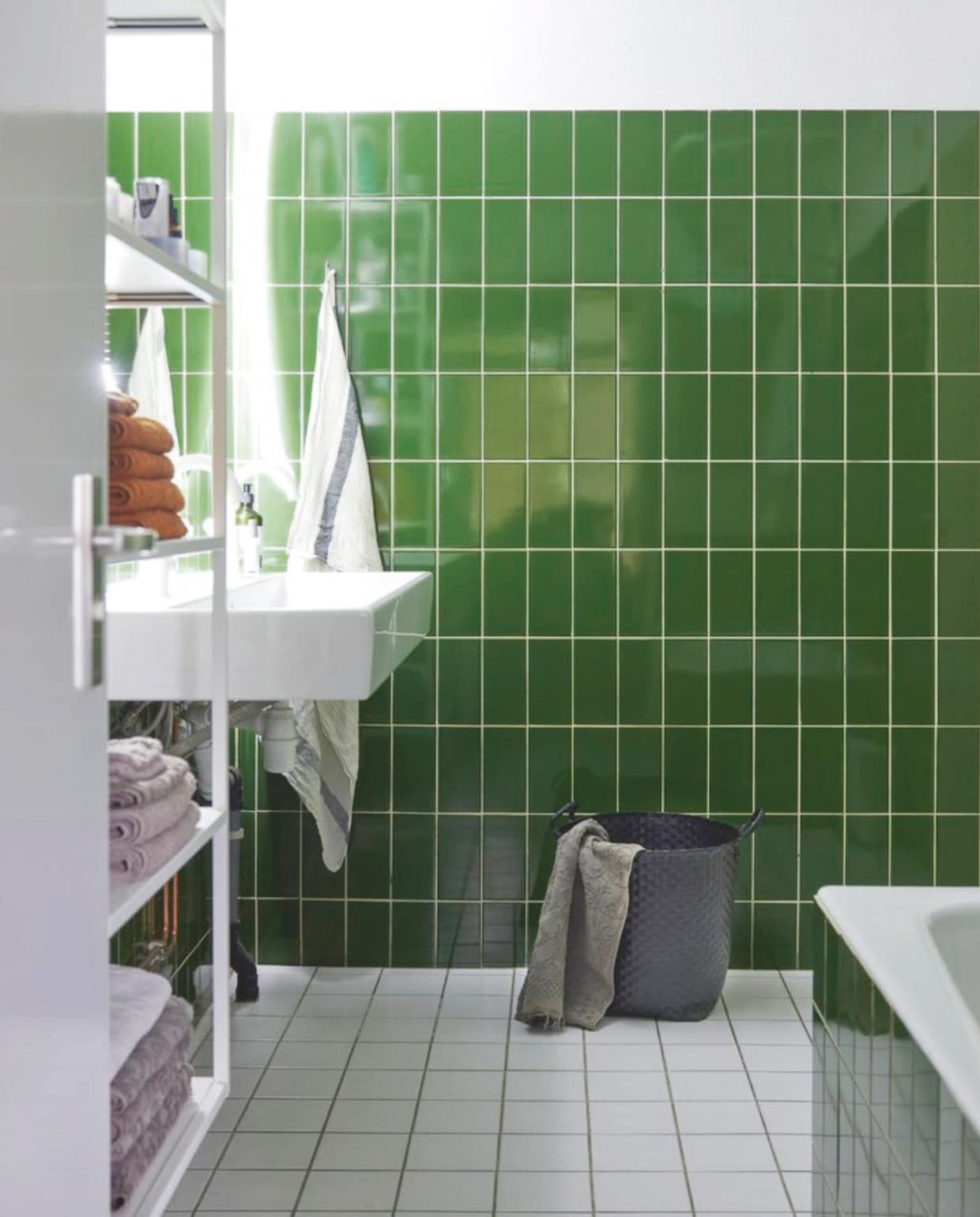 Originele groene wandtegels uit 1973. Wasbak Villeroy en Boch. Wasmand Nijhof. vtwonen 11-2024 | styling fietje bruijn | fotografie alexander van berge