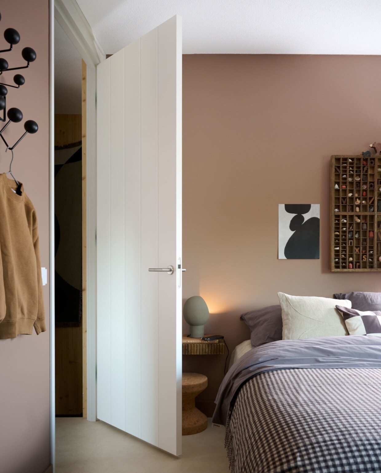 fraai lijnenspel dit is het effect van een verdiepingshoge deur met lijnen op je interieur