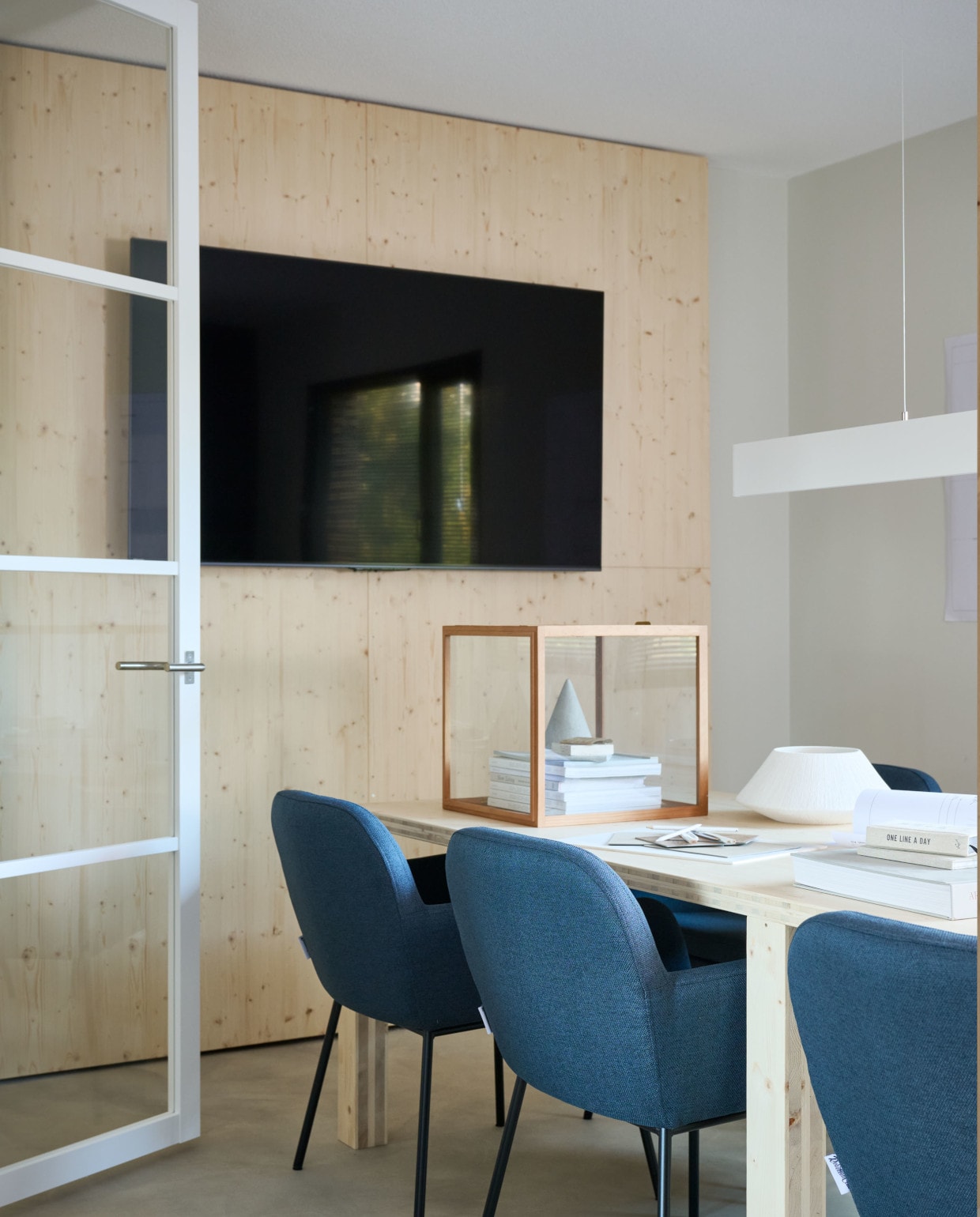 betaalbare luxe haal meer licht in huis met een industriele glasdeur van hout