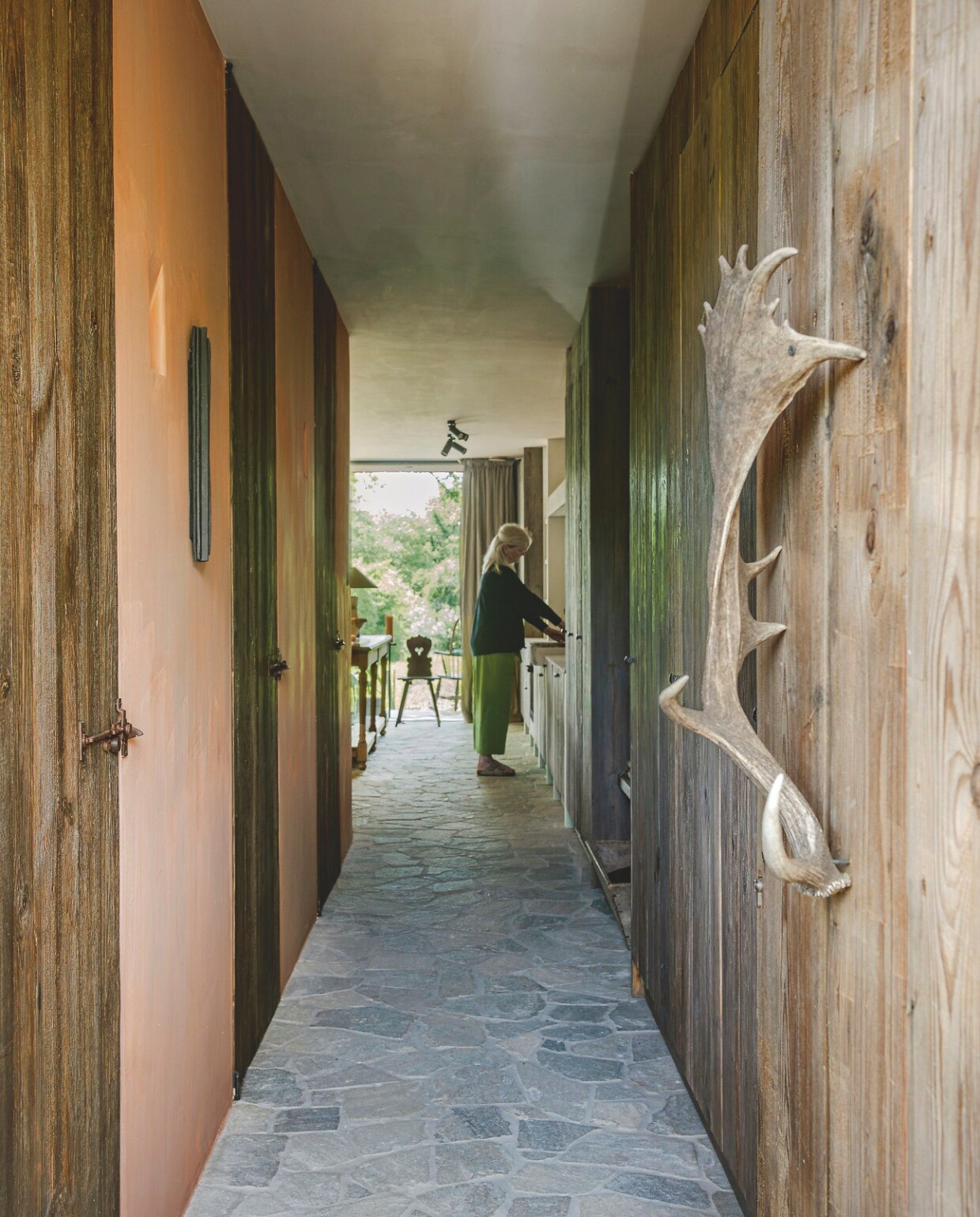 De deuren zijn gemaakt van oude houten planken, door een schrijnwerker die de oude technieken nog beheerst. Authentieke sloten mochten niet ontbreken. Landelijk wonen 06-2024 | Fotografie Claude Smekens