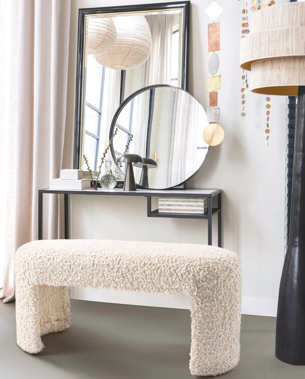 Bank bekleed met bouclé, maat L, 100x35x45 cm (bxdxh) € 429,-. Ronde spiegelmet zwarte rand, 60 cm (Ø) € 99,95.Kandelaar van gerecycled glas, 9,5x15 cm (Øxh ) € 49,95. Opbergdoos van mangohout met kunsthars in diverse dessins, vanaf 25x15x10 cm (hxbxd) € 49,95. Mobile met metalen munten, 20x105 cm (Øxl) € 59,95.Guirlande met 1 streng (ook verkrijgbaar met 2 en 3 strengen), 12x105 cm € 59,95. vtwonen 11-2024 | huiscollectie