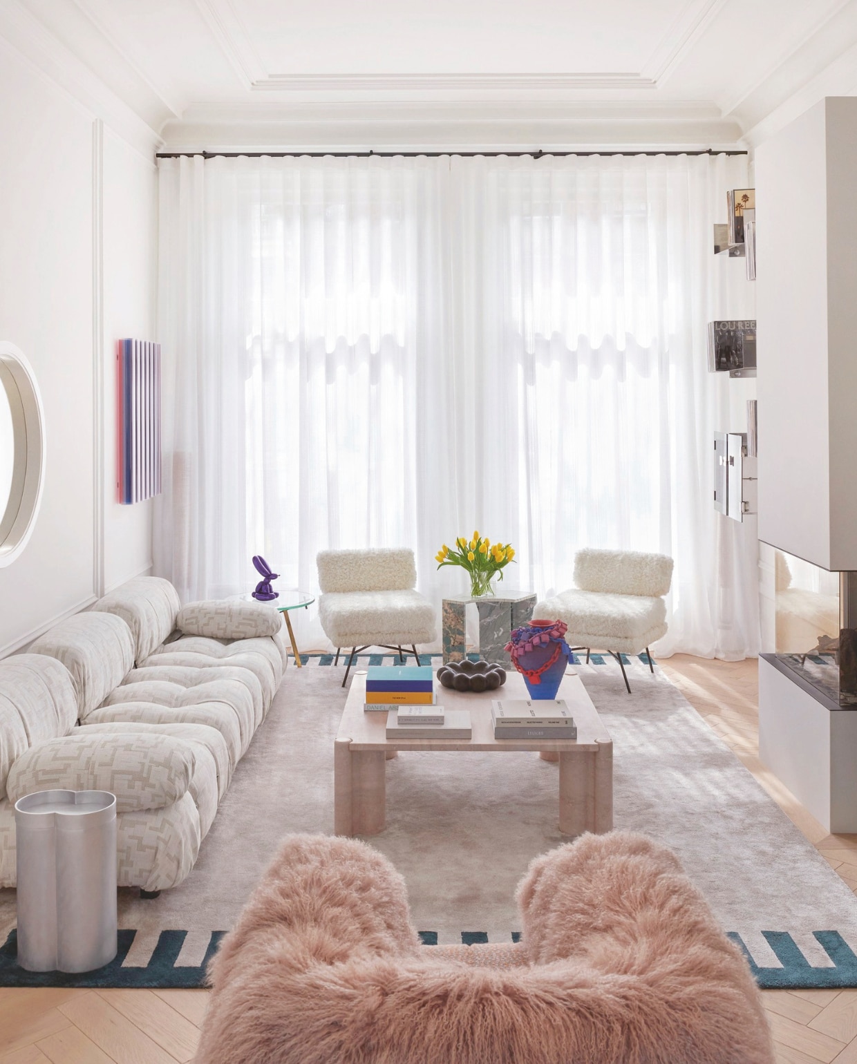 De muziekkamer. De met Kvadratstof (Ria 0551) beklede fauteuil Pecorelle (voor) en stoelen Elettra (achterin) zijn klassieke ontwerpen van Arflex. Bank Camaleonda van B&amp;B Italia, opnieuw bekleed met stof van Dedar, en koffietafel Jumbo van Gae Aulenti voor Knoll zijn vintage en gekocht bij Goldwood by Boris. Marmeren bijzettafel Ritagli no.3 van Studiopepe, Balloon Rabbit van Jeff Koons. Accessoires op bijzettafel via Boon Paris, vintage opbergsysteem Proposals door Vittorio Introini voor Saporiti Italia via Nilufar Gallery. Kunst (links) Unstable Construct van Troika via Ron Mandos. Bijzettafel van Destroyers/Builders via Carwan Gallery. Het door pianotoetsen geïnspireerde vloerkleed is op maat ontworpen in Portugal. stijlvol wonen 07-2024 | Styling Barbara Berends | Fotografie Kasia Gatkowska