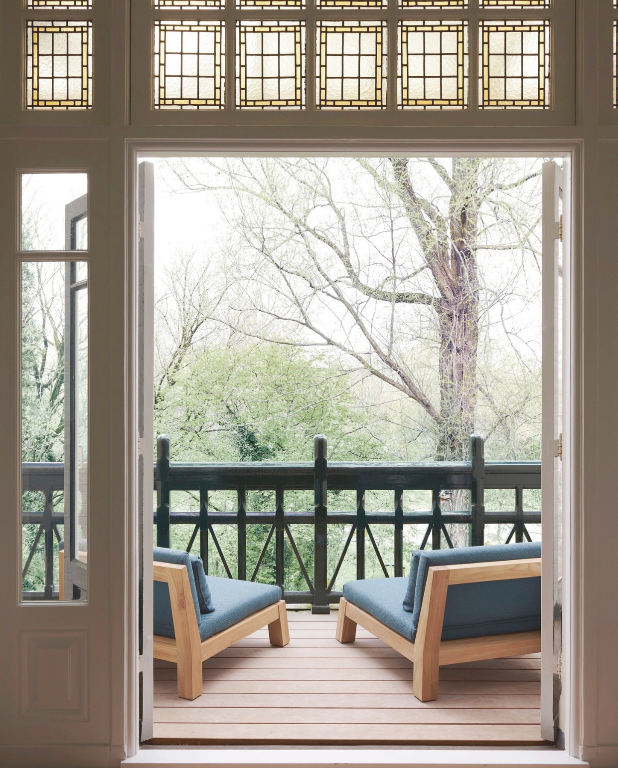 Het dakterras kijkt uit over het Amsterdamse Vondelpark. Fauteuils Gijs van Piet Boon. stijlvol wonen 07-2024 | Styling Barbara Berends | Fotografie Kasia Gatkowska