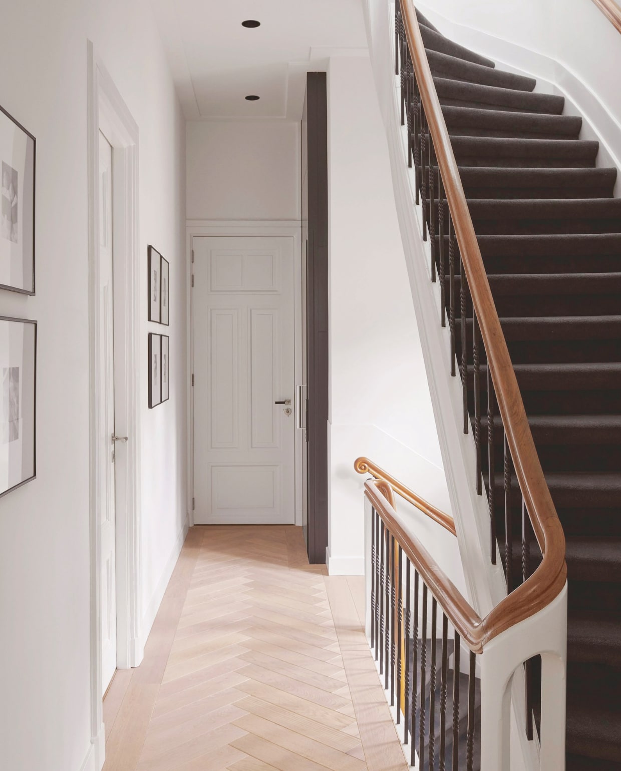 Een houten trapopgang leidt naar de slaapkamerverdieping van de kinderen. De authentieke details zijn zo veel mogelijk bewaard en gerestaureerd. stijlvol wonen 07-2024 | styling Barbara Berends | fotografie Kasia Gatkowska