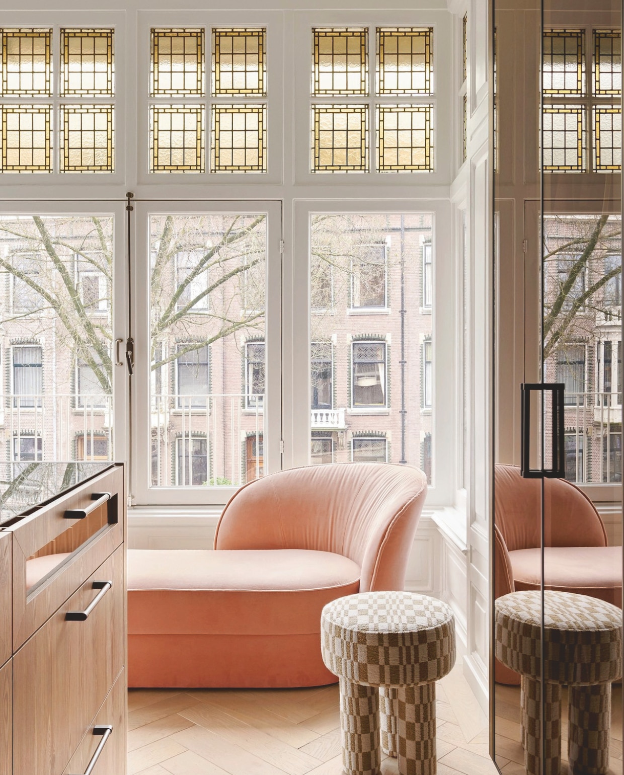 In de inloopkastruimte met maatwerk van het timmerbedrijf kun je even op adem komen op de Aldora Chaise Longue van Cristina Celestino voor Moooi of een poef van Evolution21. stijlvol wonen 07-2024 | styling Barbara Berends | fotografie Kasia Gatkowska