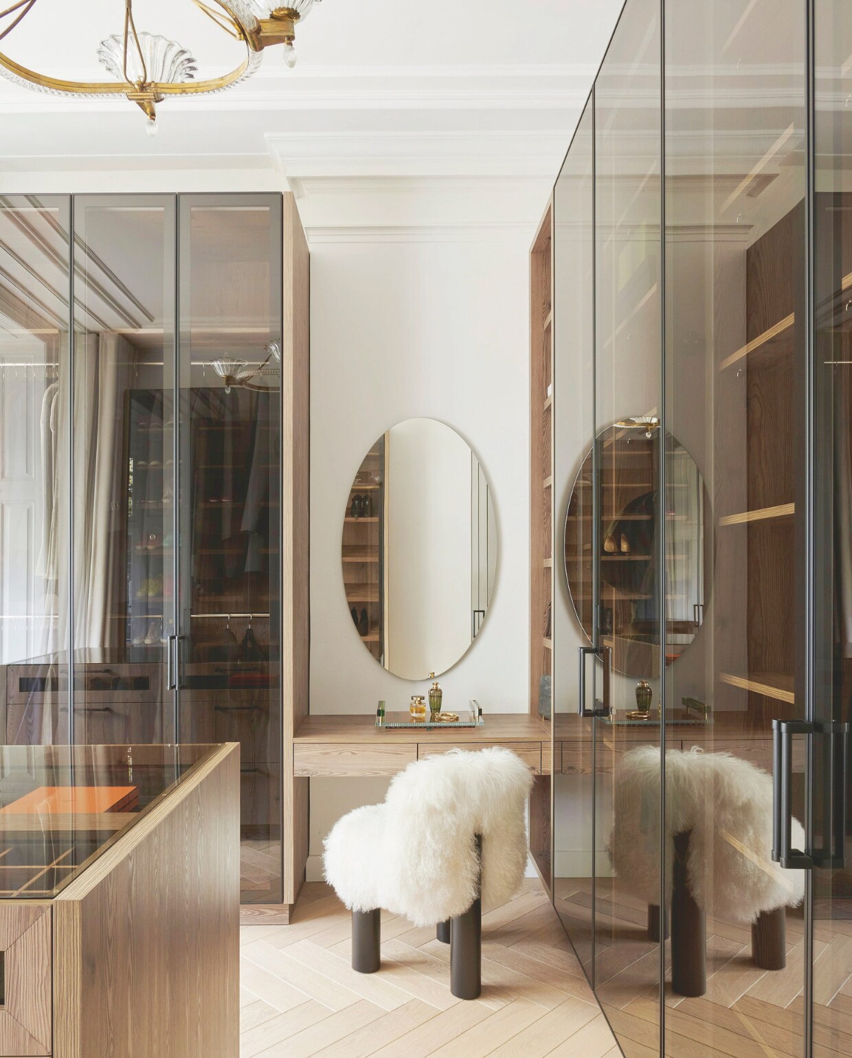 Inloopkast met stoel Botolo van Cini Boeri voor Arflex, vintage Murano kroonluchter van Ercole Barovier, Panama Tray van Reflections Copenhagen. De spiegel, het interieur en de kastruimte zijn op maat gemaakt door een lokaal timmerbedrijf. stijlvol wonen 07-2024 | styling Barbara Berends | fotografie Kasia Gatkowska