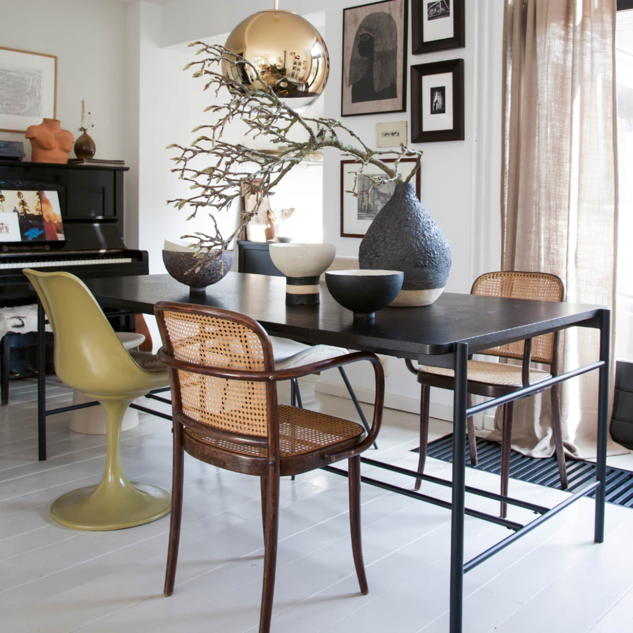 Eetkamer met vintage en designmeubels