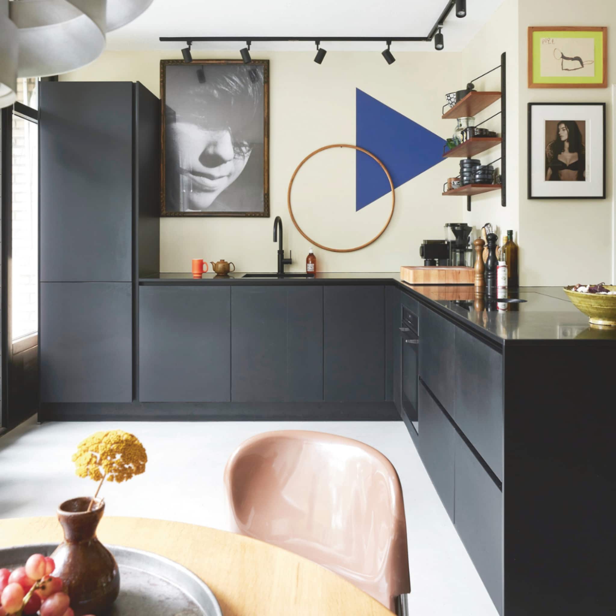 Moderne zwarte keuken met vintage accessoires