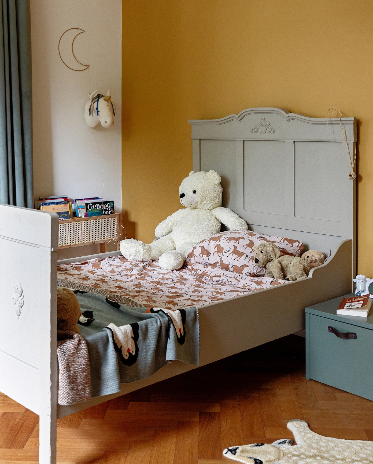 Bed Marktplaats, dekbed H&M Home, hertenkleed de Bijenkorf, kinderbureau Loui.