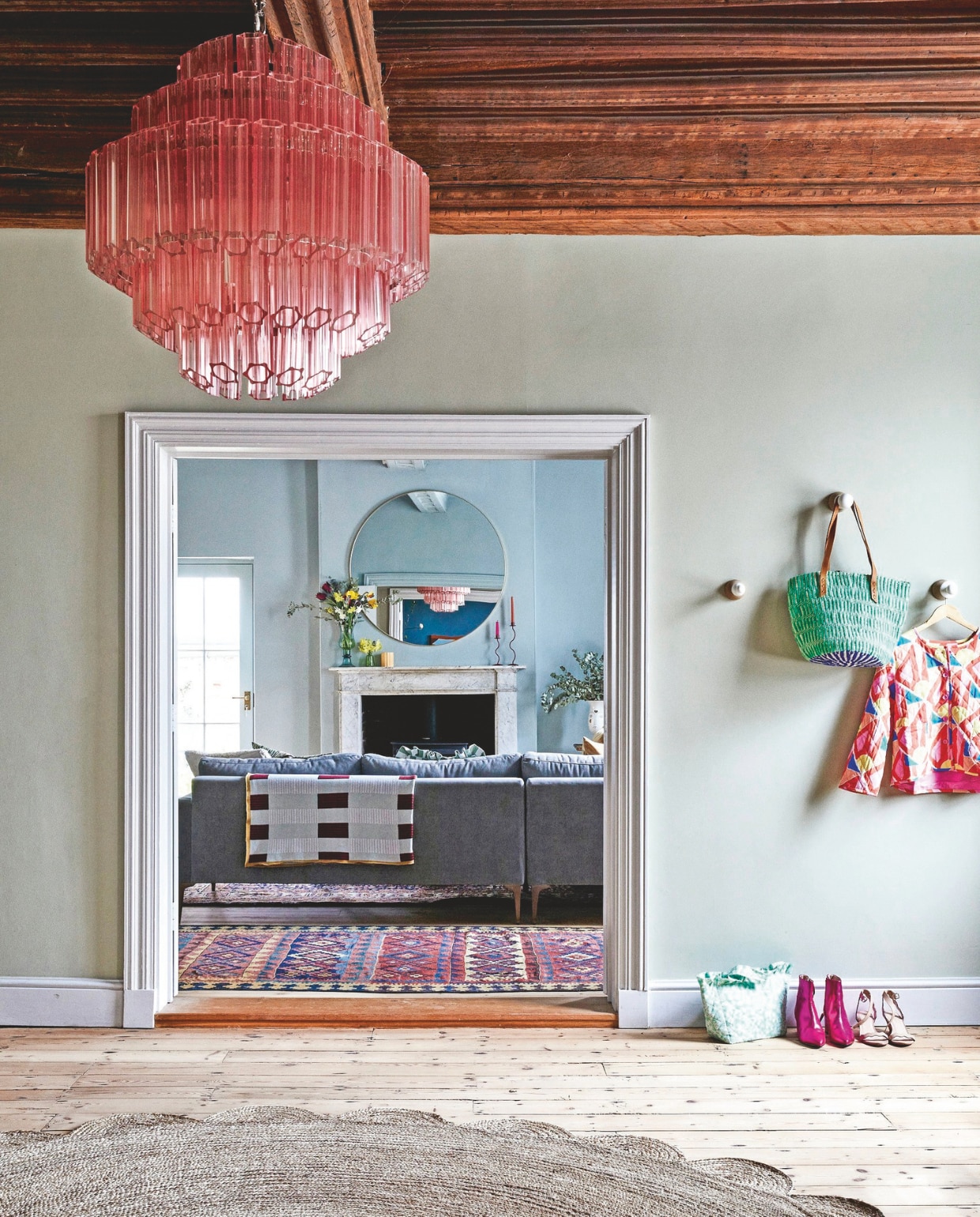 Geschulpt kleed La Redoute, felroze kroonluchter Pure White Lines, muurverf Ash Grey van Farrow &amp; Ball. Soortgelijk items: spiegel Umbra via vtwonen en gekleurd kleed Tapijtenloods. vtwonen 11-2024 | styling kay prestney | fotografie brent darby