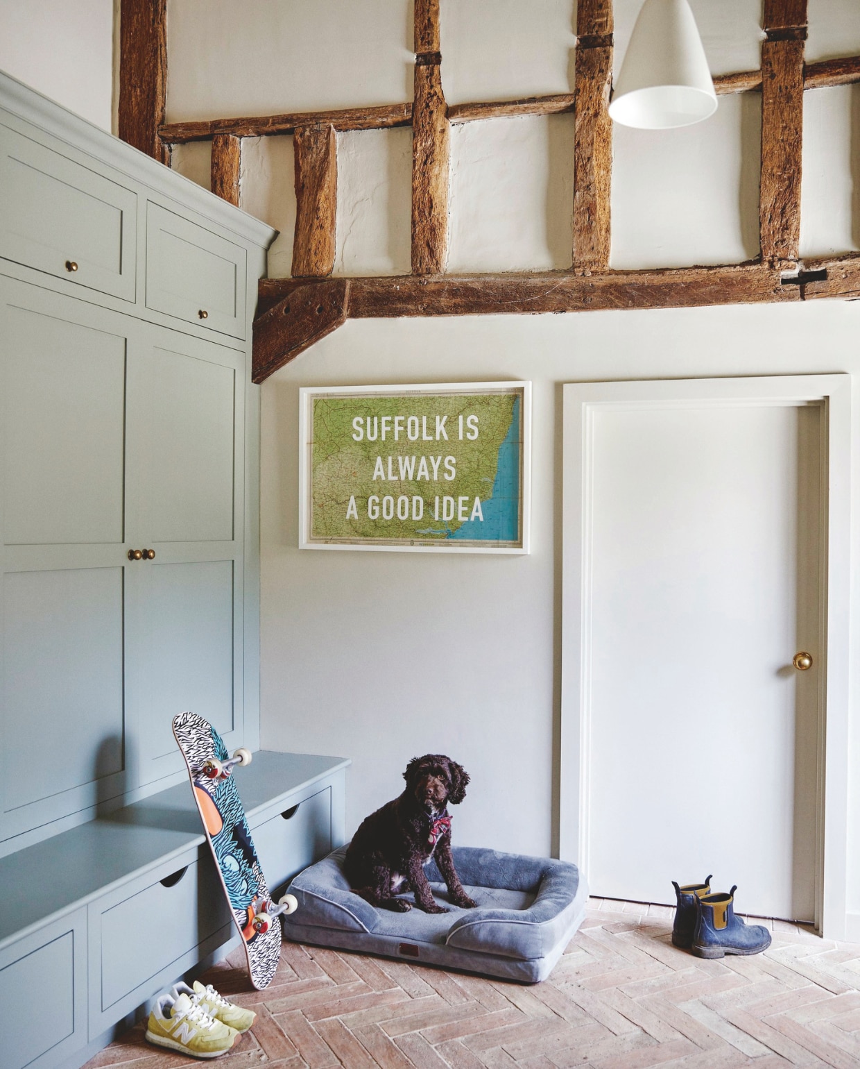 Vloertegels Ca Pietra, print The Print Club, ingebouwde kasten, geverfd in Pigeon van Farrow &amp; Ball, hanglamp  Original Btc. vtwonen 11-2024 | styling kay prestney | fotografie brent darby