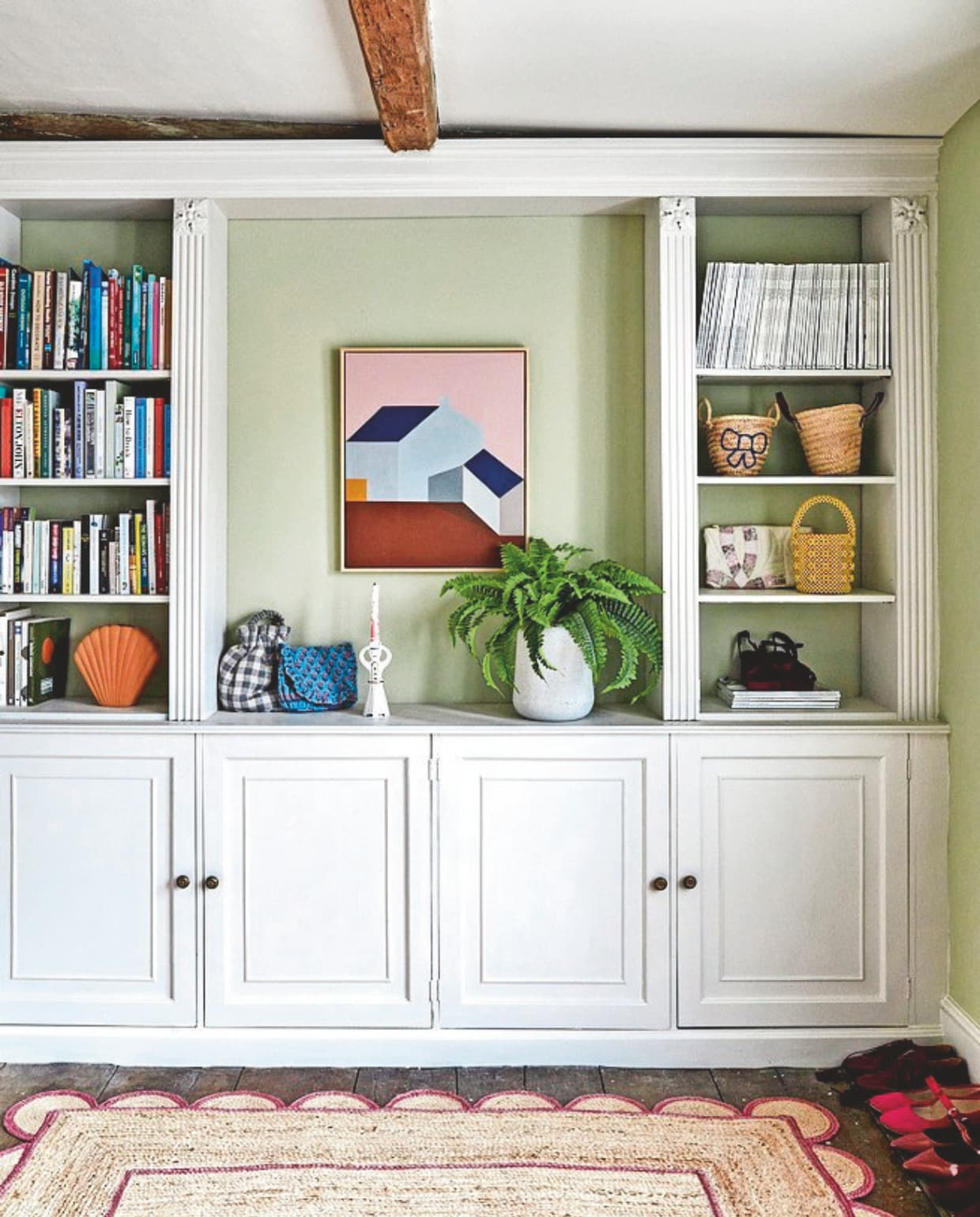 Kleurrijk schilderij Anna Mac, geschulpt kleed Bombay Sprout.2 Vloer eikenhouten parket. 3 De gevel van het huist uit de 18e eeuw. vtwonen 11-2024 | styling Kay Prestney | fotografie Brent Darby