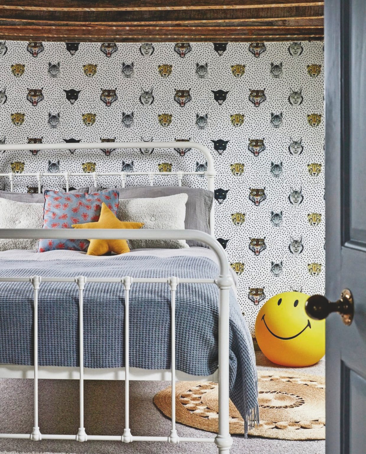 Behang Wildcat van Wild Hearts Wonder, lamp Mr. Maria, kleed H&M Home, spijlenbed Feather & Black vtwonen 11-2024 | styling Kay Prestney | fotografie Brent Darby