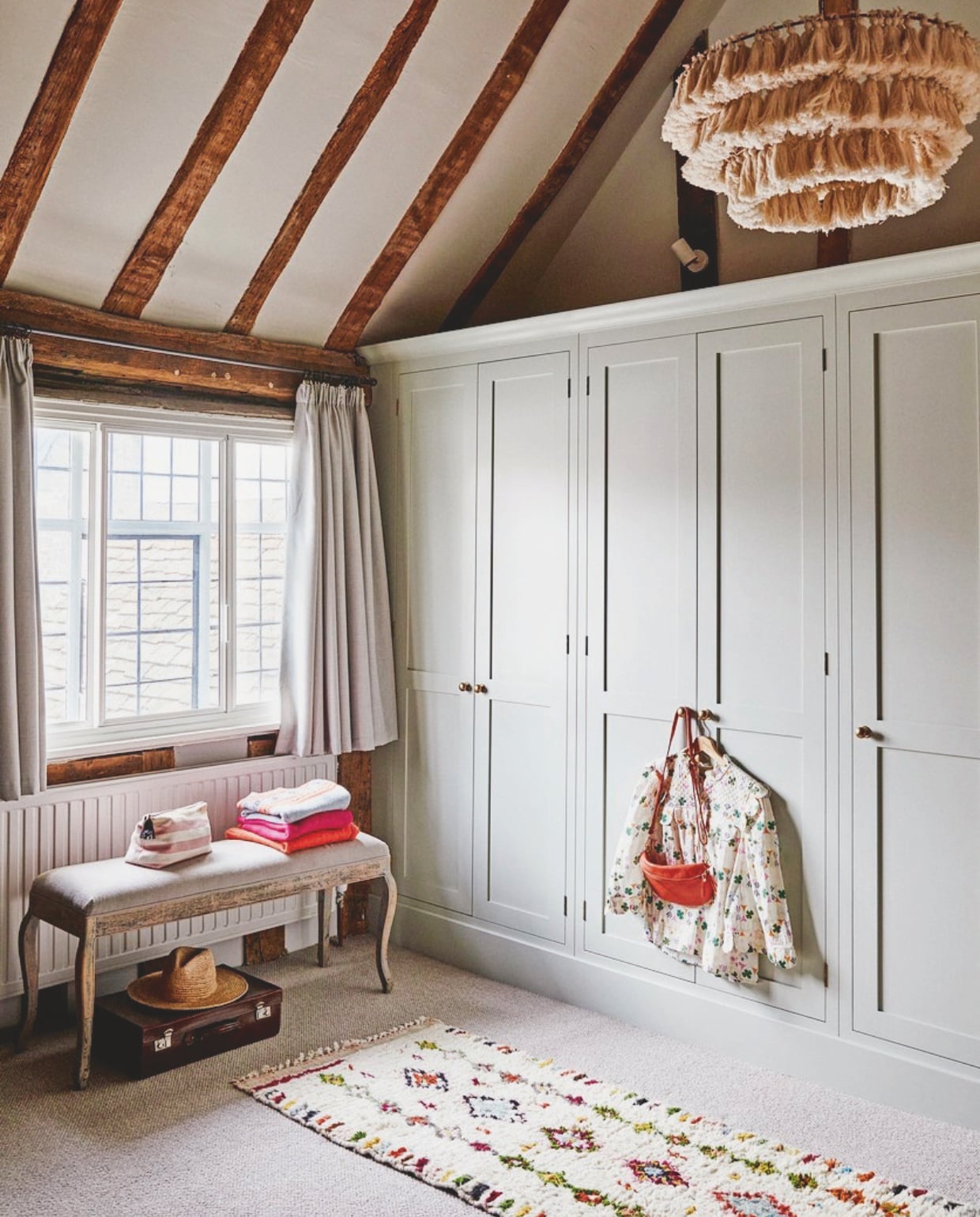 Verf slaapkamerkasten Mizzle van Farrow &amp; Ball, kroonluchter Anthropologie, kleed uit Marokko. vtwonen 11-2024 | styling kay prestney | fotografie brent darby