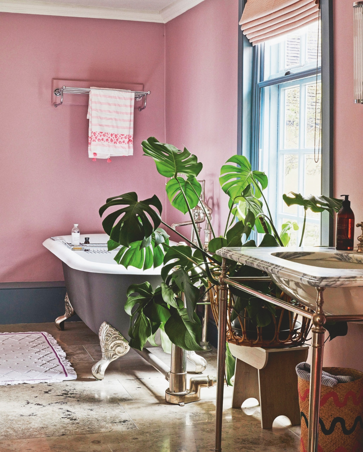 Muurverf Cinder Rose van Farrow &amp; Ball. Vergelijkbare items: bad en wastafel Klassiek Sanitair, badmat Zara Home, handdoek Hamamdoek. vtwonen 11-2024 | styling Kay Prestney | fotografie Brent Darby