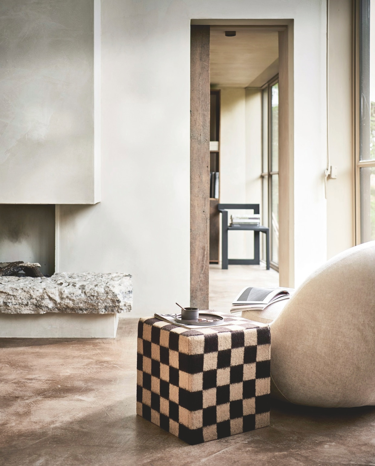 Fauteuil Babette in stof Danny Cream, 84x93x73 cm (bxdxh) € 599,- (sofacompany.com). Keramieken mok € 20,-, keramieken bord € 24,- (velv.nl). Overig privébezit. vtwonen special DIY 09 | styling en uitvoering Sanne Ketelaar | fotografie Sjoerd Eickmans