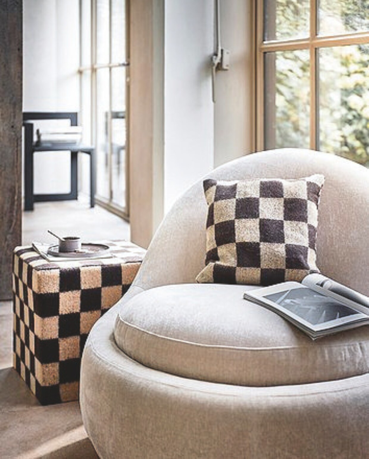 Fauteuil Babette in stof Danny Cream, 84x93x73 cm (bxdxh) € 599,- (sofacompany.com). Keramieken mok € 20,-, keramieken bord € 24,- (velv.nl). Overig privébezit. vtwonen special DIY 09 | styling en uitvoering Sanne Ketelaar | fotografie Sjoerd Eickmans