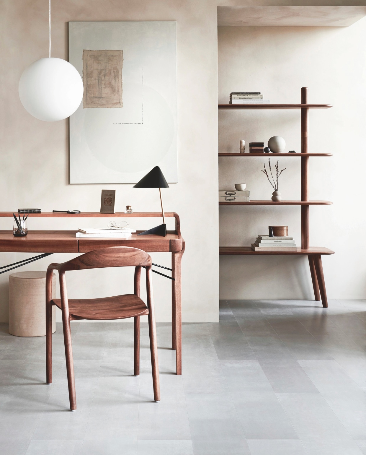 Laminaatvloer XL Pitch Beton, lamel 138x32,6x0,8 cm, met groef, per m² € 32,99. M.m.v. goeds.nl (bureau Picard en stoel Neva van Artisan, bureaulamp van Warm Nordic), demachinekamer.nl (kast Olger van Sav & Okse), couleurlocale.eu (bijzettafel Pawn van Serax), vtwonen.nl/shop (glas van vtwonen), zarahome.com (bol, opbergdoos, potloden, liniaal, kom), mooswillemsen.com (kunstwerk Tokyo No. 62), vestingh.nl (kalkverf Mushroom van Lab Paint). Overig privébezit.  vtwonen 11-2024 | styling Sanne Ketelaar, Kim van Rossenberg | fotografie Sjoerd Eickmans