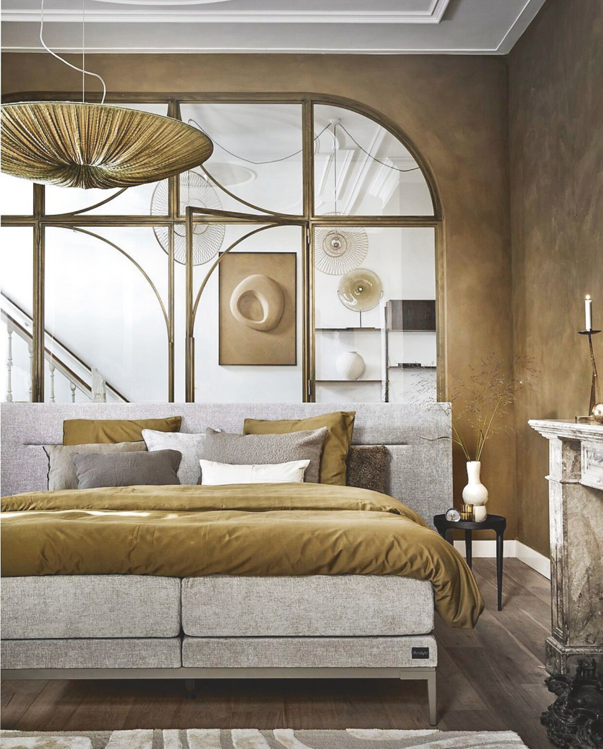 Boxspring Lifestyle by vtwonen Cinnamon Large, vanaf 140x200 cm € 2090,-. Hier uitgevoerd in stof Mirage Taupe, met metalen frame in kleur Champagne en poot Track. vtwonen 11-2024 | styling Sanne Ketelaar, Cleo Scheulderman | fotografie Peggy Janssen, Jeroen van der Spek