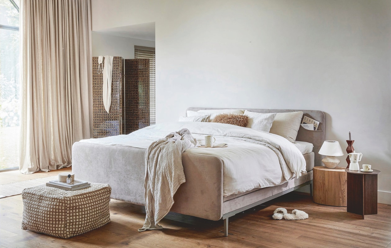 Boxspring Lifestyle by vtwonen Basil, vanaf 140x200 cm € 1990,-. Hier uitgevoerd met elektrisch verstelbare bodem, voetenbord en hoofdbord, in stof Major Liver, met metalen poot Angle in Champagne. vtwonen 11-2024 | styling Sanne Ketelaar, Cleo Scheulderman | fotografie Peggy Janssen, Jeroen van der Spek