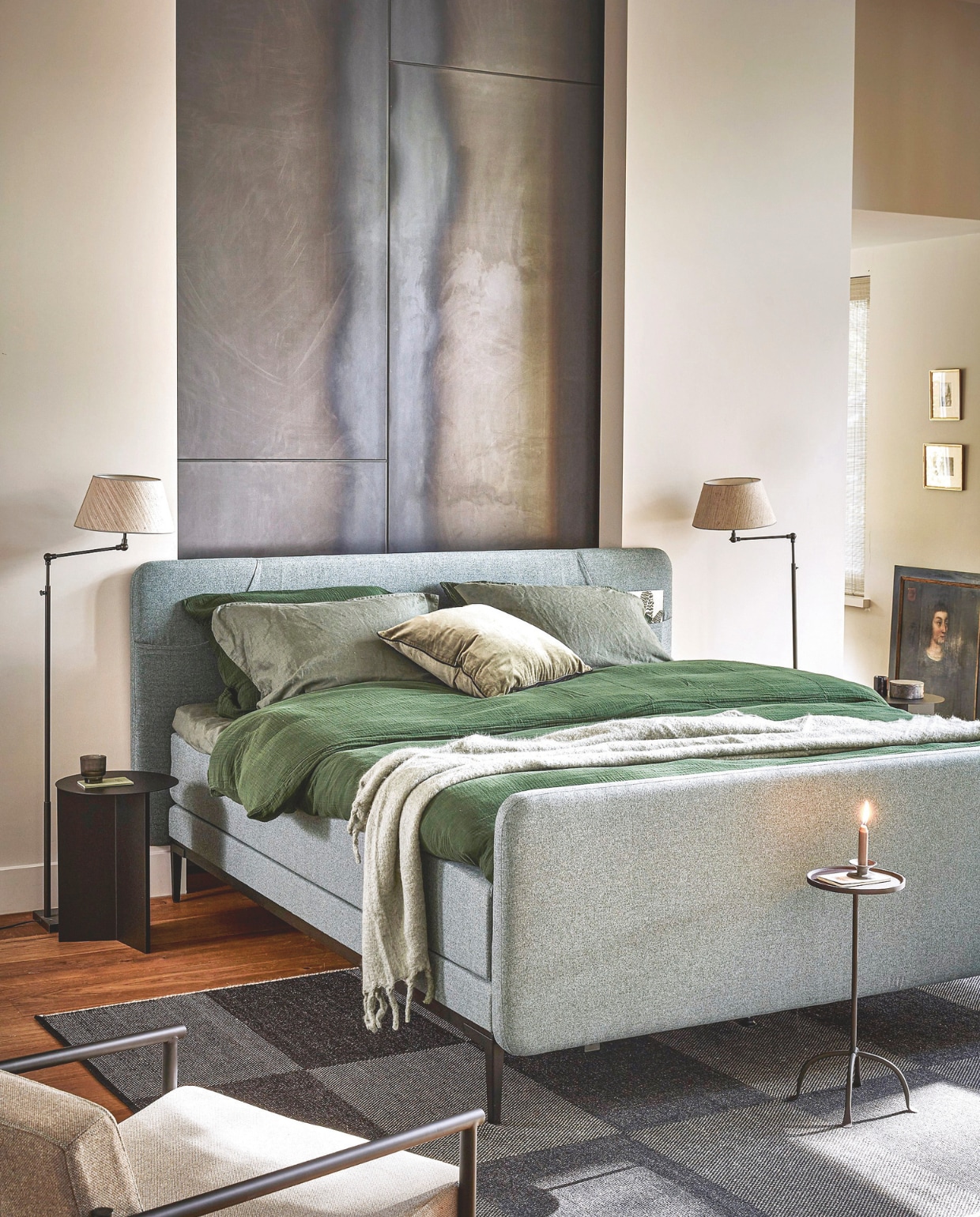 Boxspring Lifestyle by vtwonen Basil, vanaf 140x200 cm € 1990,-. Hier uitgevoerd met hoofdbord met opbergvakken, in stof Tweed Sea Green, met metalen poot Angle in zwart. vtwonen 11-2024 | styling Sanne Ketelaar, Cleo Scheulderman | fotografie Peggy Janssen, Jeroen van der Spek
