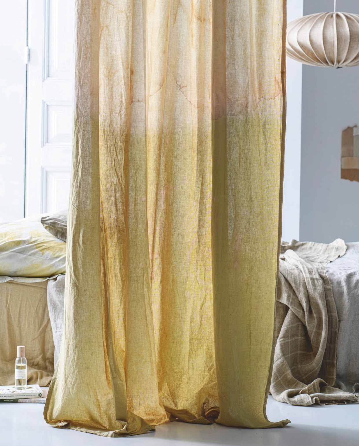 Linnenmix gordijnen, 120x250 cm, set van 2 € 49,99, linnen dekbed-overtrekset, tweepersoons € 139,- (hm.com). Linnen lampenkap Ellipse van Watt &amp; Veke, 65x27 cm (Øxh) € 320,- (nordicnest.nl). Overig privébezit. vtwonen 11-2024 | styling en uitvoering Janneke Peters | fotografie Louis Lemaire | productie Inside Homepage