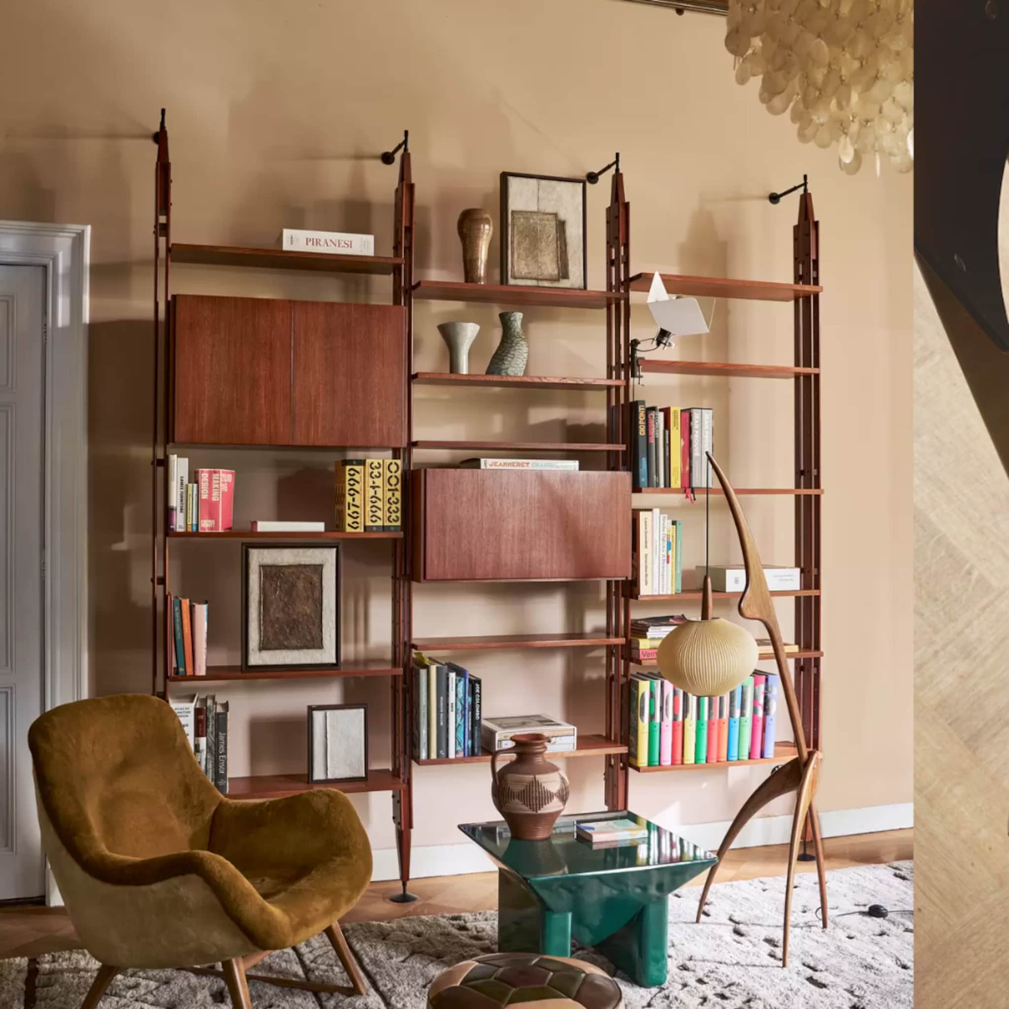 Woonkamer met vintage boekenkast en fauteuil
