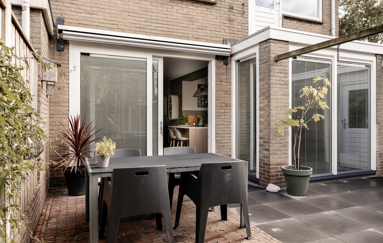 de woonkamer en tuin met elkaar verbinden zo pak je dat aan
