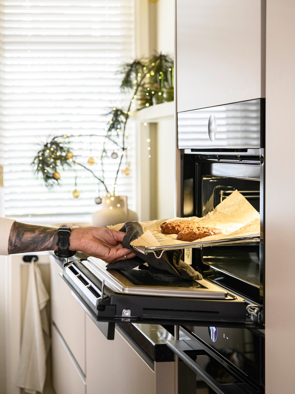 eindelijk thuis binnenkijken in deze lichte leefkeuken in scheveningen