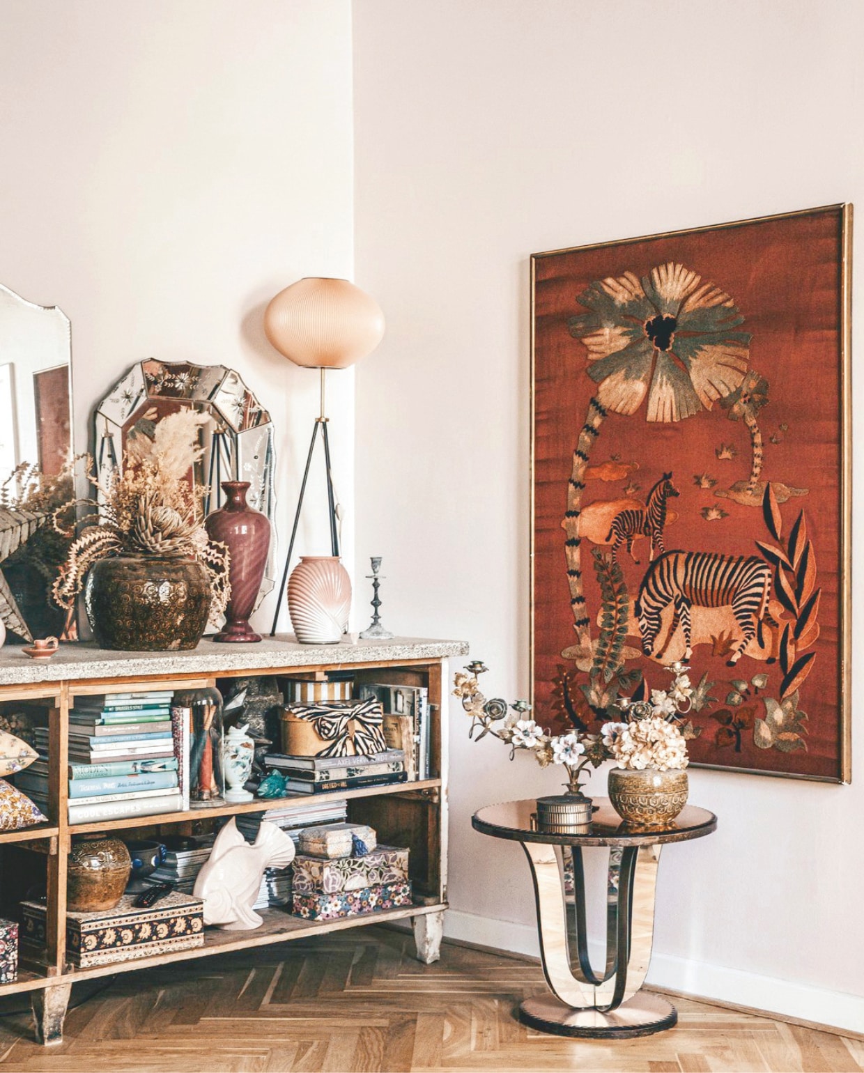 Bijzettafel, kast, lamp, schilderij vintage. Maria verkoopt vergelijkbare meubels en accessoires via haar winkel Boho Habits. vtwonen 11-2024 | styling Lina Vertus | fotografie Isabell Wedin