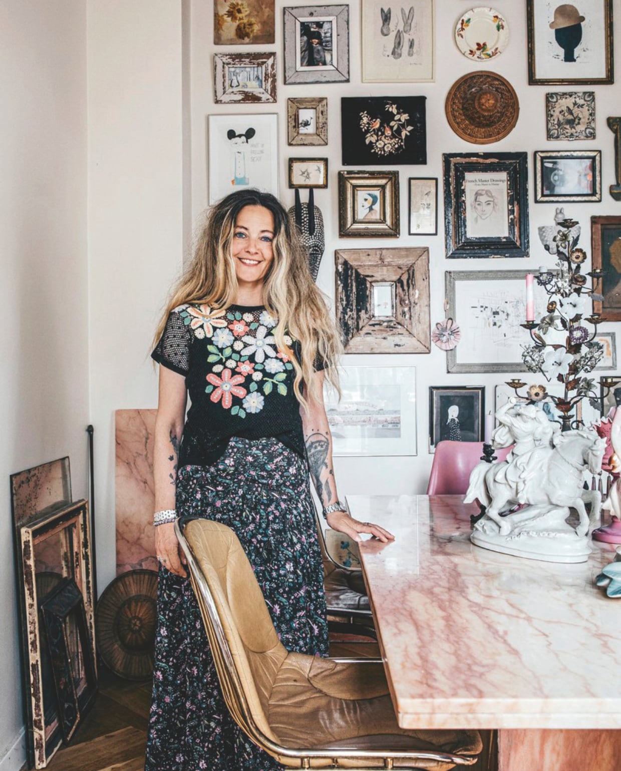 Eetkamerstoelen van een Italiaanse designer, roze stoel, roze marmeren eettafel vintage. vtwonen 11-2024 | styling Lina Vertus | fotografie Isabell Wedin