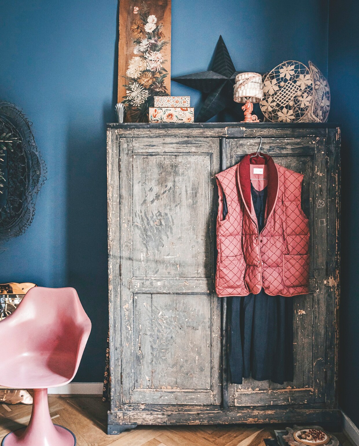 Antieke kast uit Frankrijk, stoel Boho Habits. vtwonen 11-2024 | styling Lina Vertus | fotografie Isabell Wedin