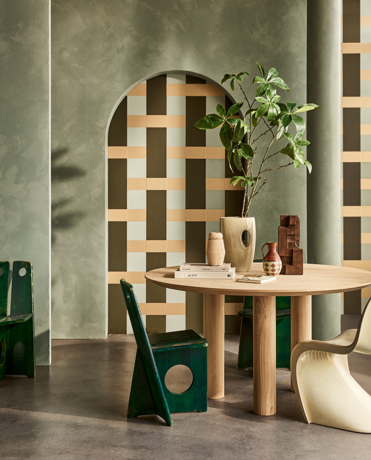 tabledusud.nl (eikenhouten eettafel Pippa), lauthentique.nl (mintgroene kalk- en krijtverf Groene Anijs), pietjonker.nl (groene eetkamerstoelen), neeflouis.nl (witte stoel Panton), homestede.nl (bronzen object, houten kandelaar), urbannatureculture.com (grote vaas), vandijkenko.nl (kleine vintage vaas). Overig privébezit. vtwonen 02-2023 | productie tanja saarberg | styling cleo scheulderman | fotografie jeroen van der spek