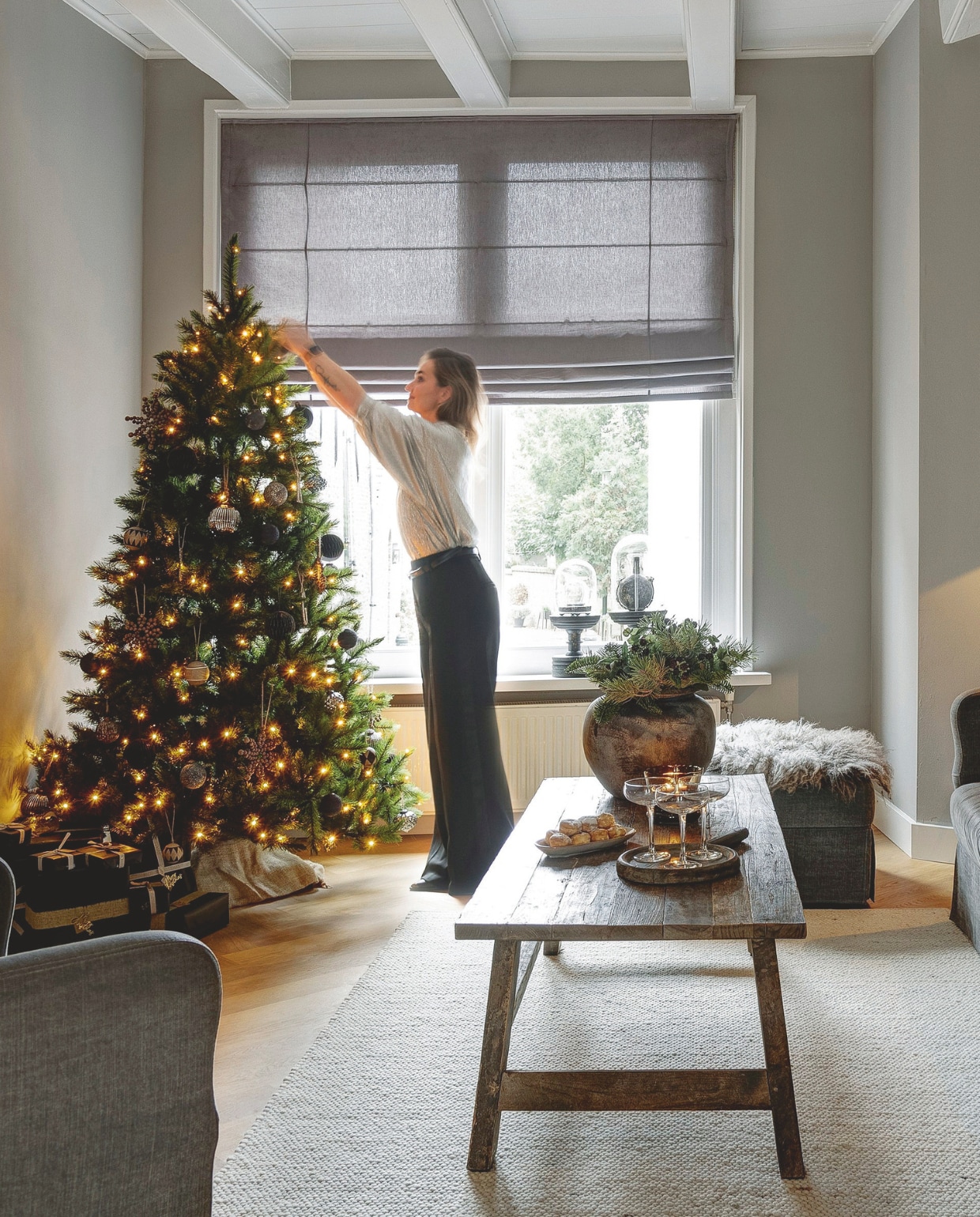Sharona trekt de kerstdecoratie graag door in het hele huis. Overal staan stukjes, vaak een mix van echte takken en imitatiegroen, zo blijft de kerstdecoratie wekenlang mooi. vtwonen landelijk 07-2024 | fotografie Jonah Samyn