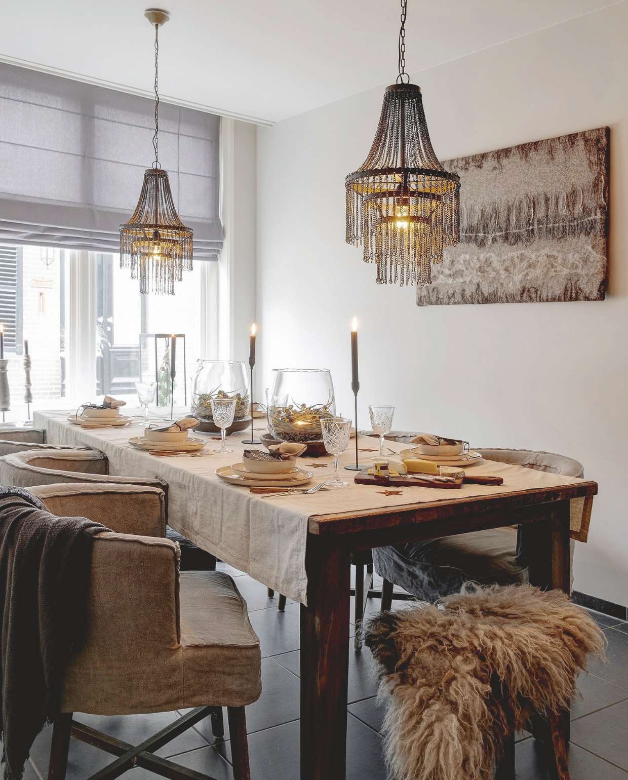 Tafel en kroonluchters Blossom van Hoffz. Muurverf Coffee Cream van Pure &amp; Original. vtwonen landelijk 07-2024 | fotografie Jonah Samyn