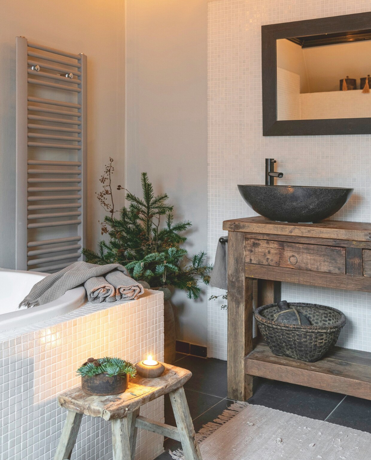 In de badkamer koos Sharona voor een oud houten wastafelmeubel en zwarte kranen, om de ruimte wat intiemer te laten aanvoelen. vtwonen landelijk 07-2024 | fotografie Jonah Samyn