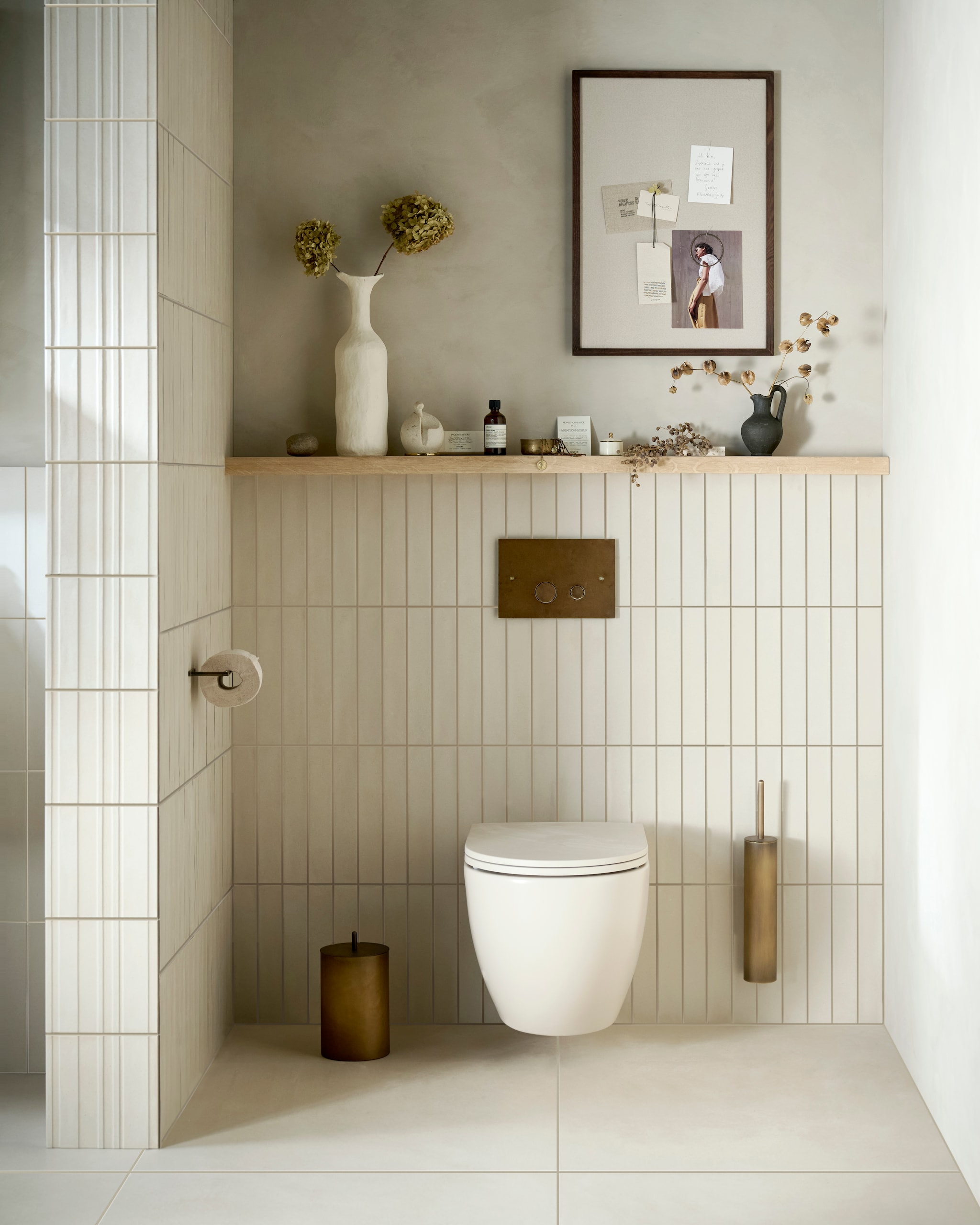 Keramieken toilet Bloc in matzand met soft-close-zitting € 1360,-. Vloer: vloer- en wand-tegel Earth Pomice, 75x75 cm, per m² € 77,50. Wandtegel Earth Pomice, 5x30 cm, per m² € 79,50. Kopse kant koof: wandtegel Earth Pomice 3D Decor, 20x20 cm, per m² € 64,50.M.m.v. zarahome.com (vaas, kan, geurstokjes), aesop.com (flesje), hotbath.nl (bedieningspaneel), illus-object.com (wc-papierhouder, prullenbak, toiletborstelhouder), sissy-boy.com (prikbord), vestingh.nl (kalkverf Mushroom van Lab Paint). Overig privébezit. vtwonen 06-2024 | styling Kim van Rossenberg | fotografie Sjoerd Eickmans