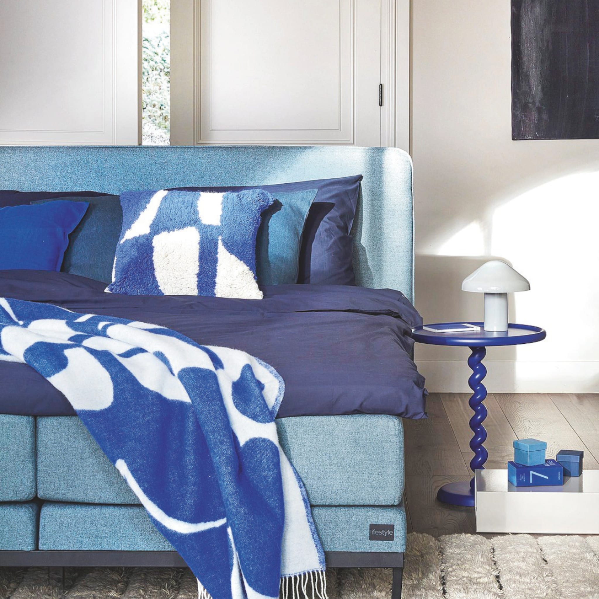 vtwonen boxspring met blauw beddengoed