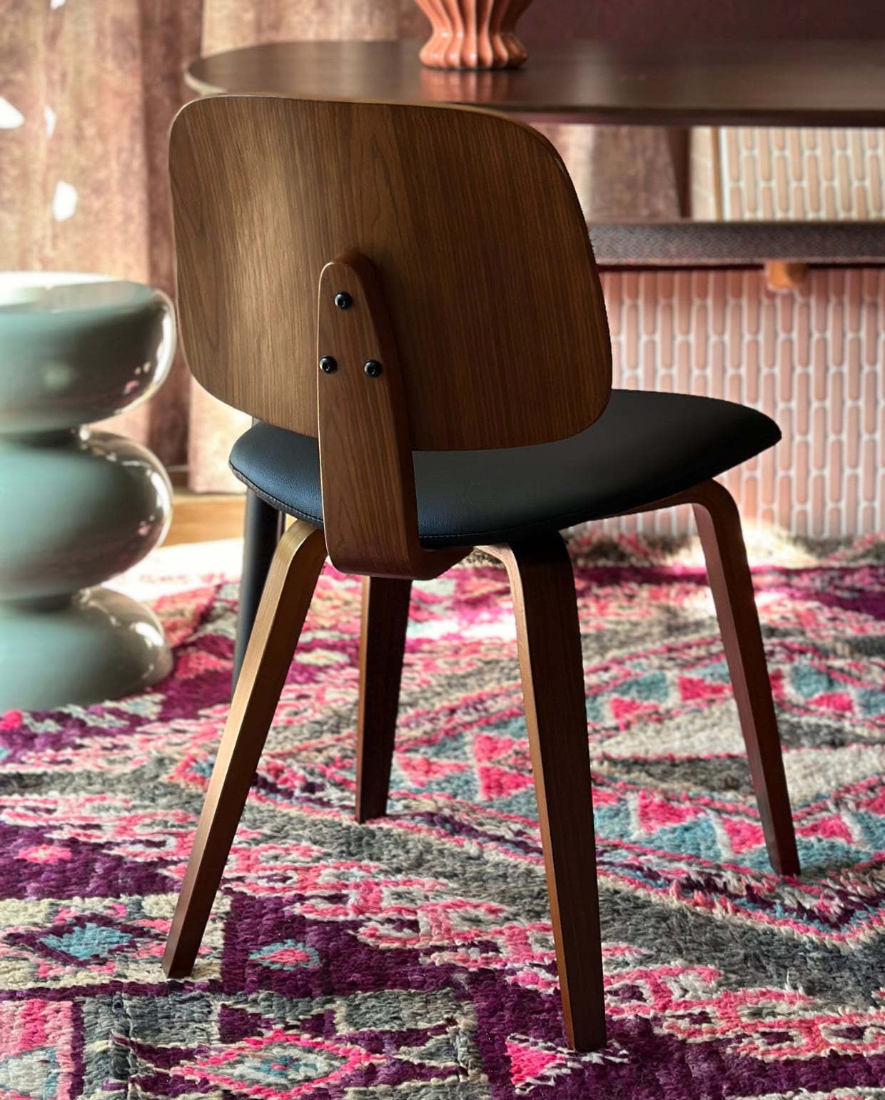 Eetkamerstoel Classic van vtwonen € 149,- (vtwonen.nl/shop) Evelien Roosenbrand