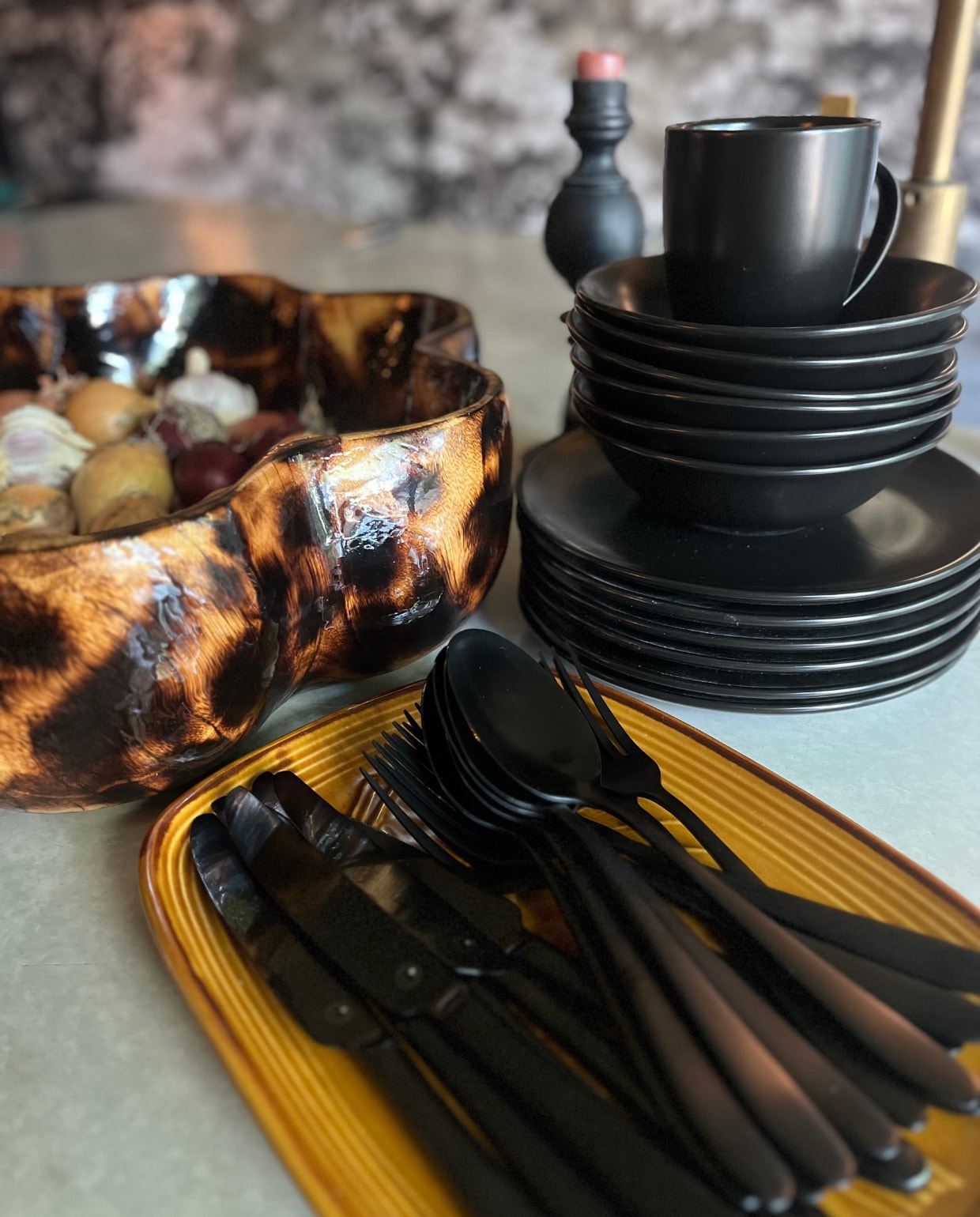 Serviesset mat zwart van vtwonen, 16-delig € 109,- en bestekset van vtwonen, 18-delig € 89,- (vtwonen.nl/shop). Liesbeth Visschedijk