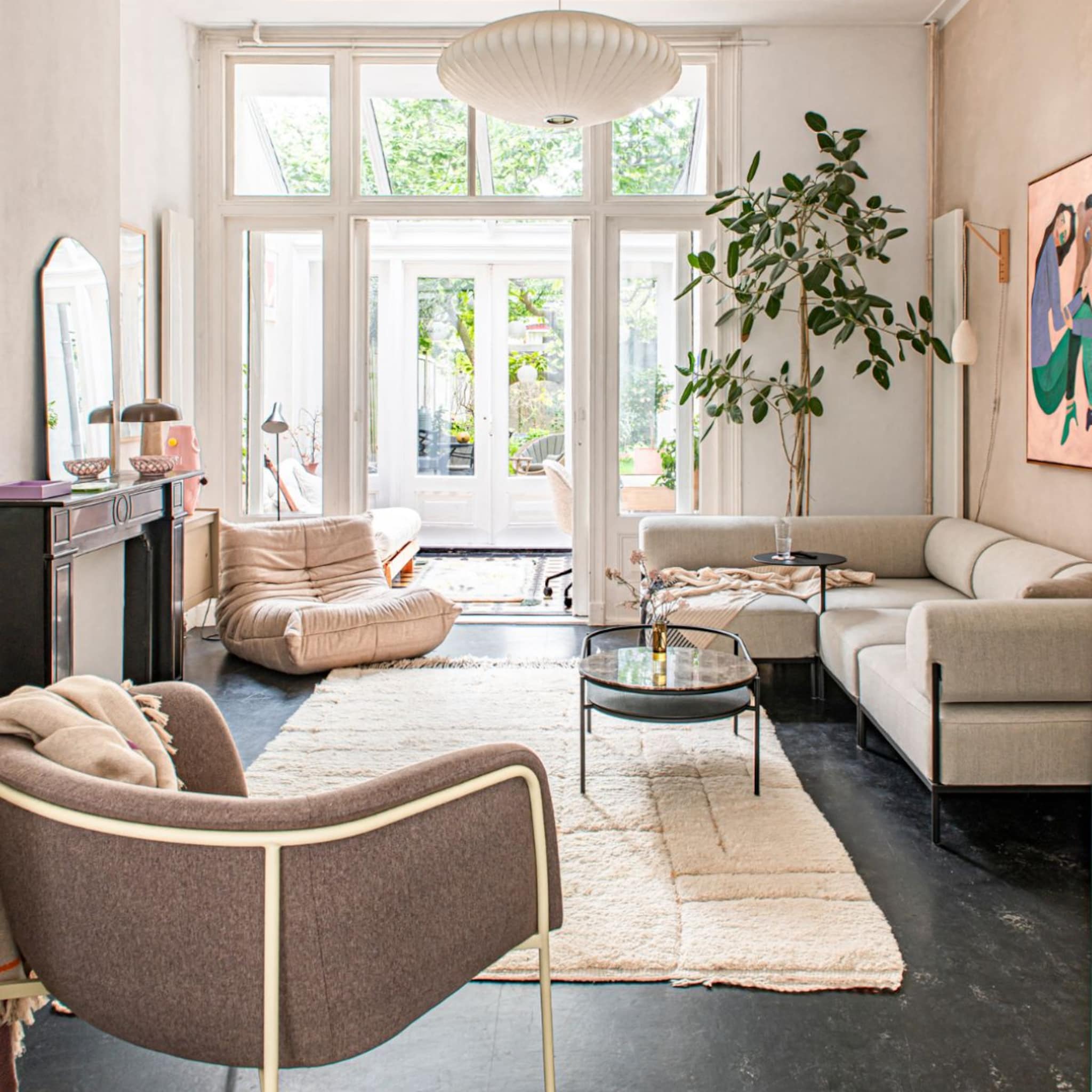 Gezellige woonkamer met moderne meubels, authentieke details en naturel kleuren