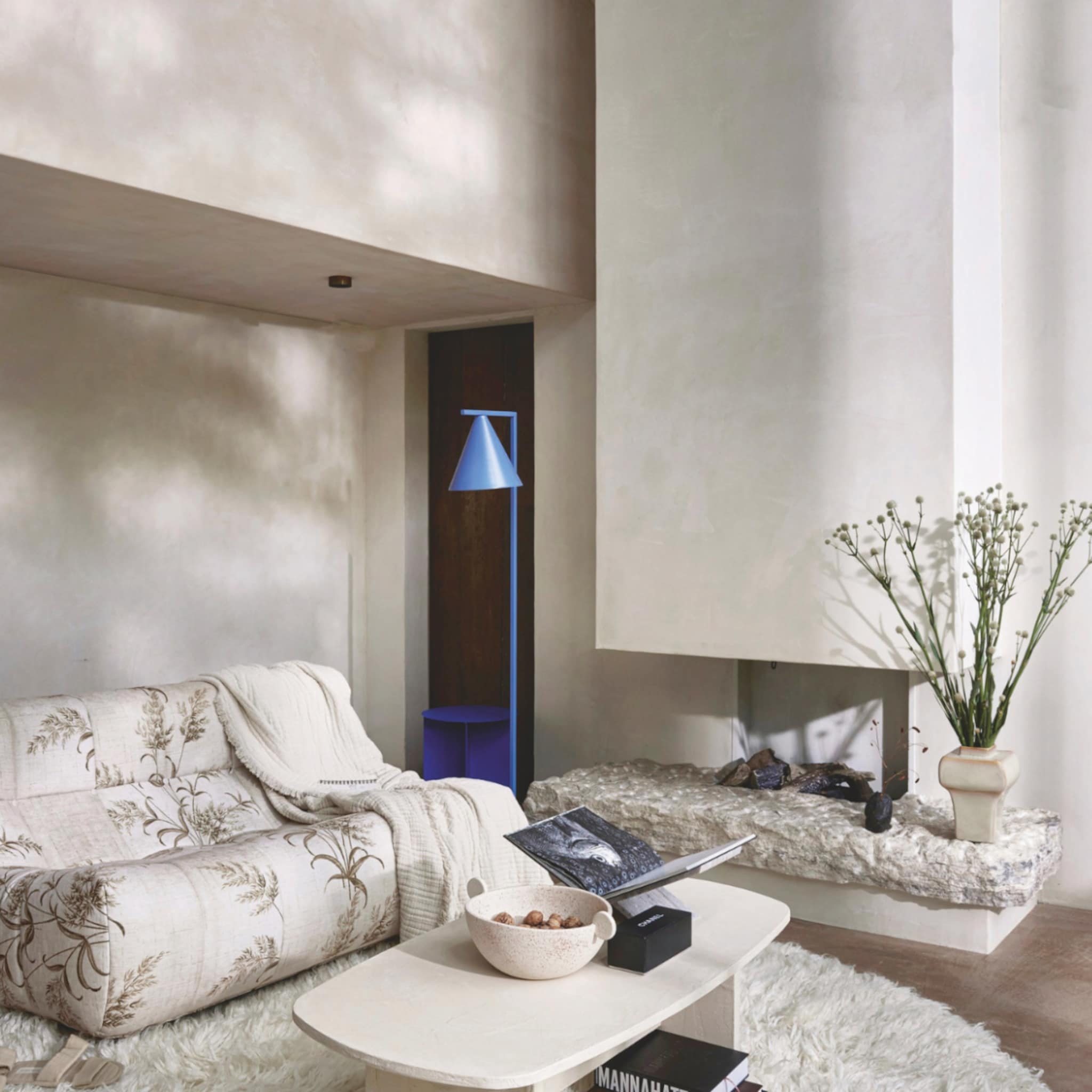 Moderne woonkamer in wittinten, met een haard en hoogpolig vloerkleed