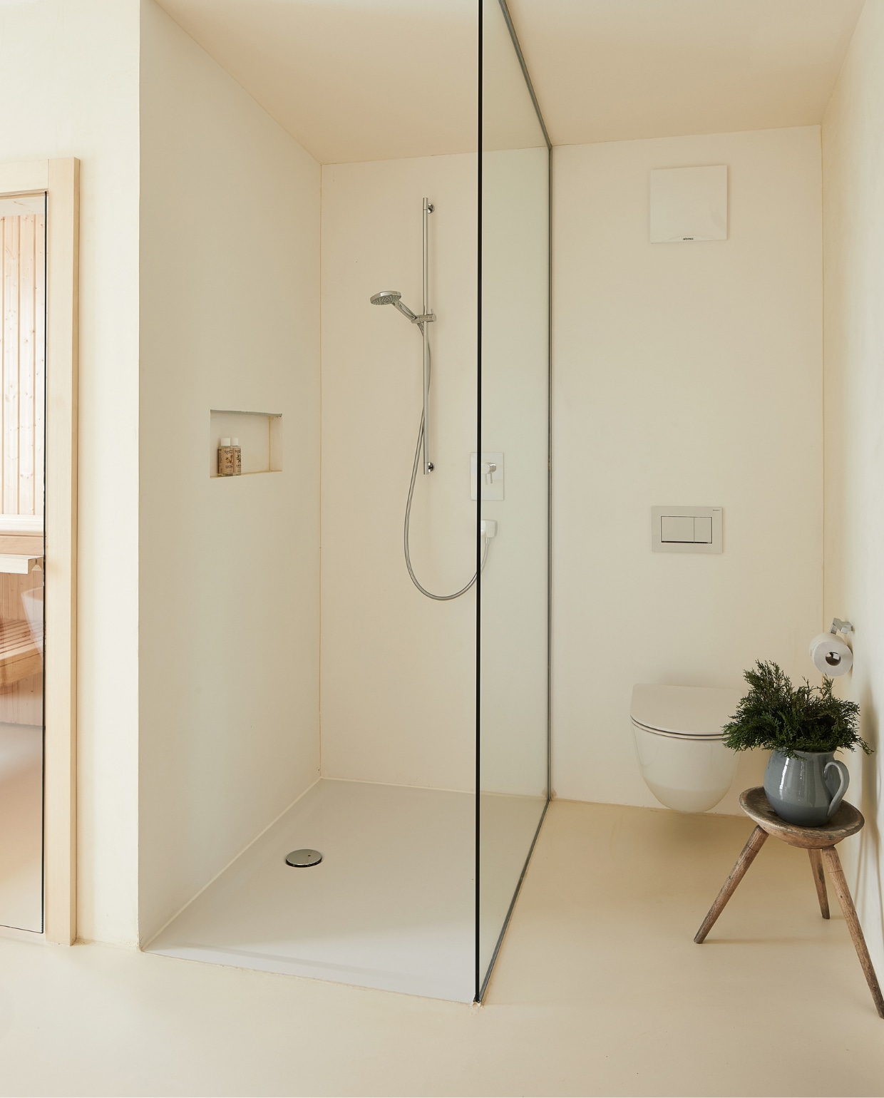 Steenverf Terra Stone op de vloer en wanden, kruk uit de oude boerderij. productie Features &amp; More | styling Wilma Custers | fotografie Krista Keltanen | tekst Chantal Hintze | tekstbewerking Marije Toxopeus