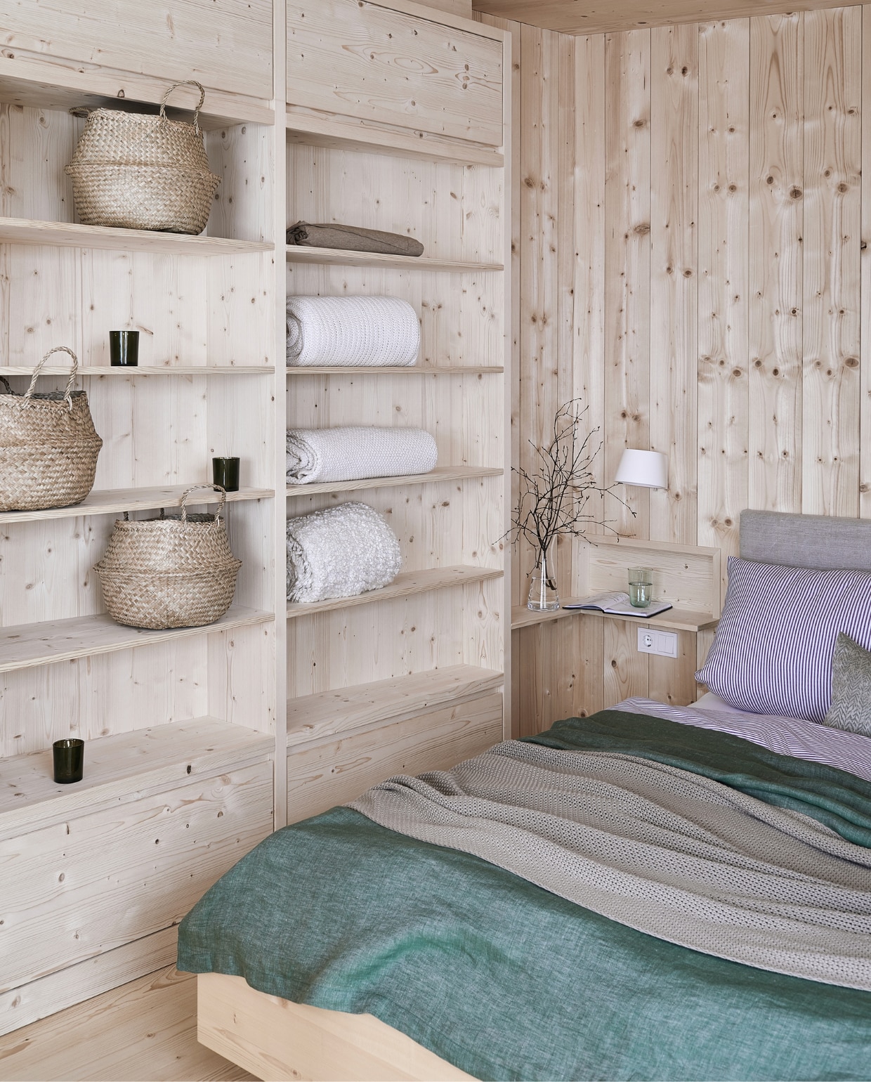 Vurenhouten kast op maat gemaakt door een timmerman. Plaid Leitner Leinen, wollen kussen Loden Steiner, dekbedovertrek Kitzmüller. Manden Flådis Ikea. Herkomst overige items onbekend.  productie Features &amp; More | styling Wilma Custers | fotografie Krista Keltanen | tekst Chantal Hintze | tekstbewerking Marije Toxopeus