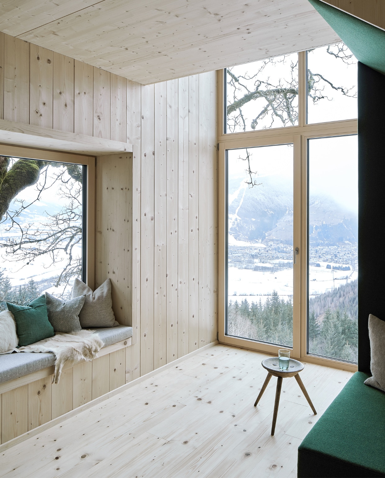 Kruk uit de oude boerderij, linnen kussens van Leitner Leinen, wollen kussens van Loden Steiner. Soortgelijke dierenhuid Dierenvel. productie Features &amp; More | styling Wilma Custers | fotografie Krista Keltanen | tekst Chantal Hintze | tekstbewerking Marije Toxopeus